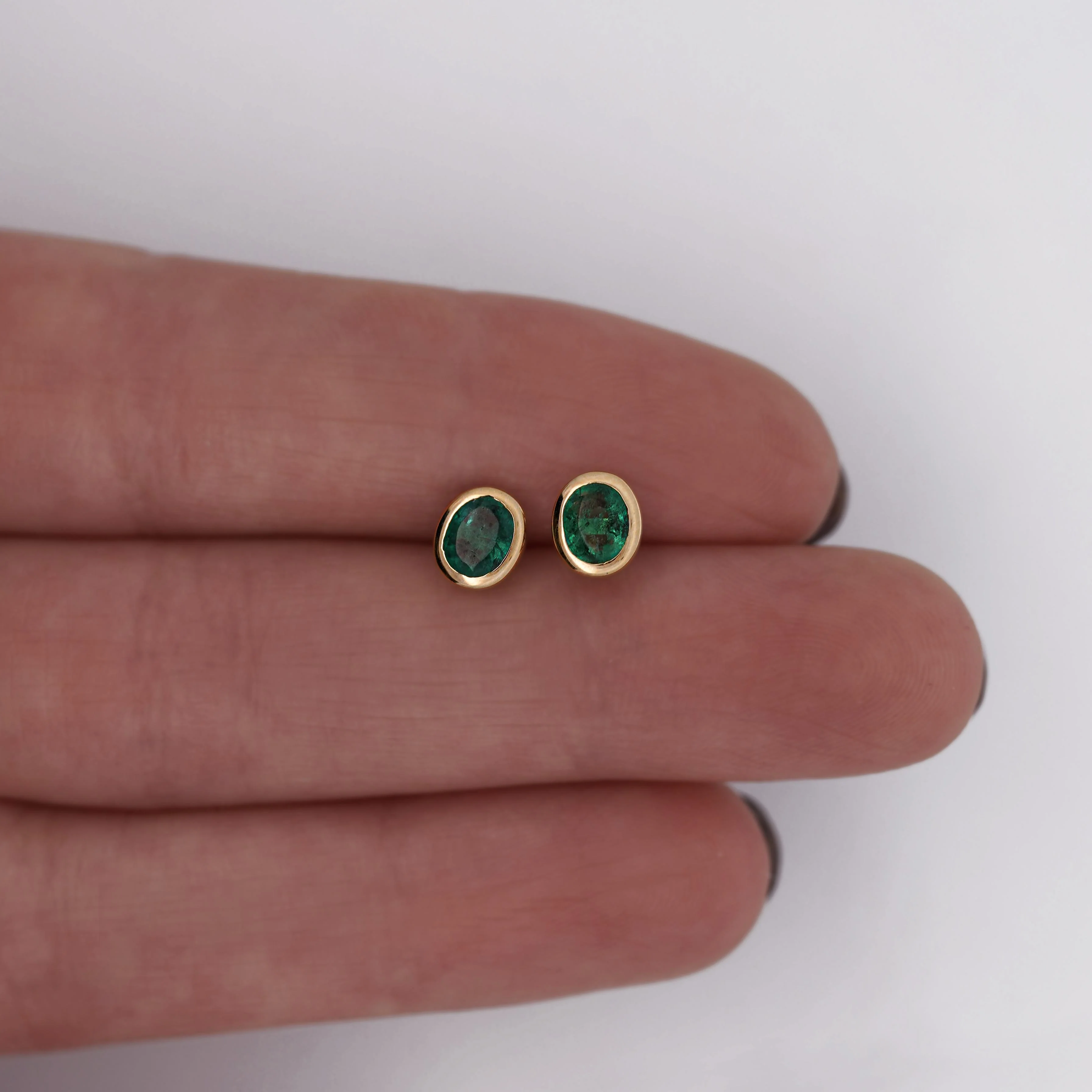 0.50 Carat Oval Emerald Bezel Set 18K Gold Stud Earrings - Image 4