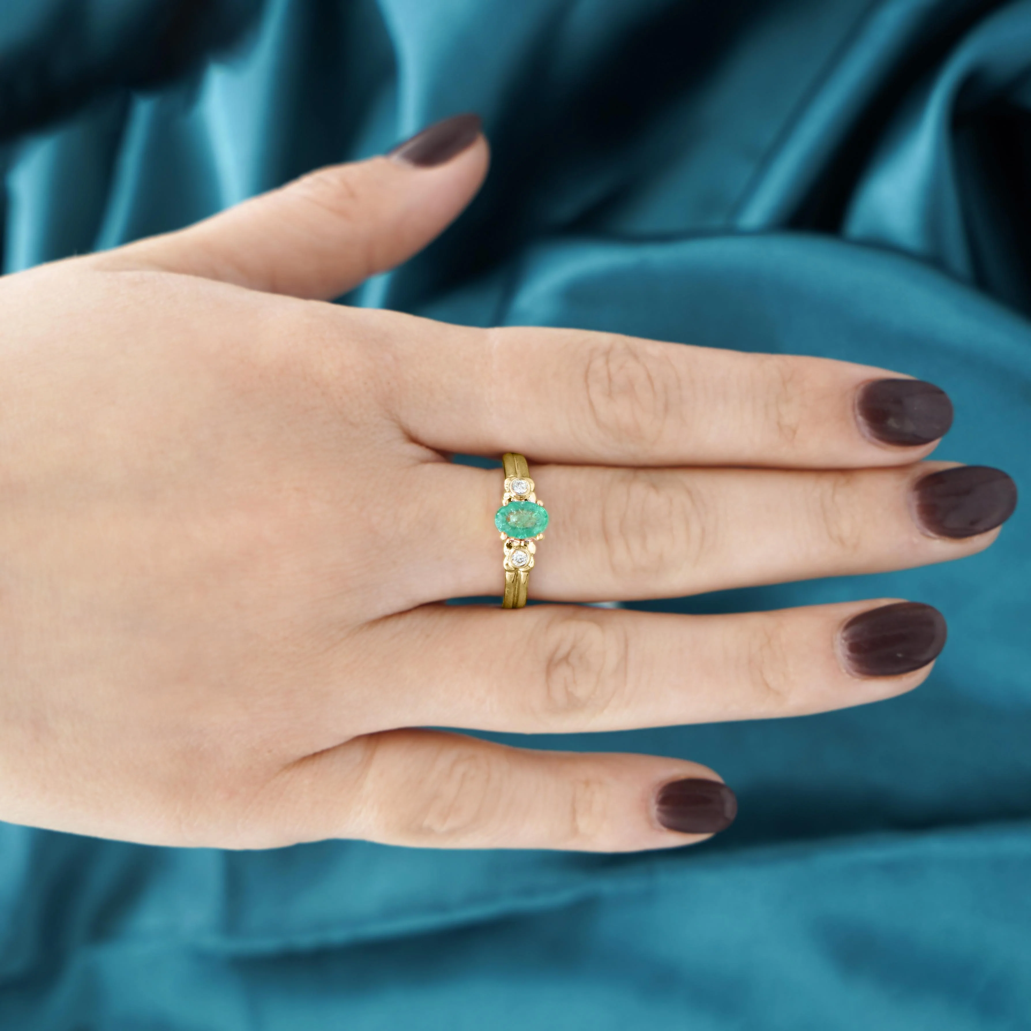0.75 Carat Oval Cut Emerald & Diamond 3 Stone 14k Ring - Image 6