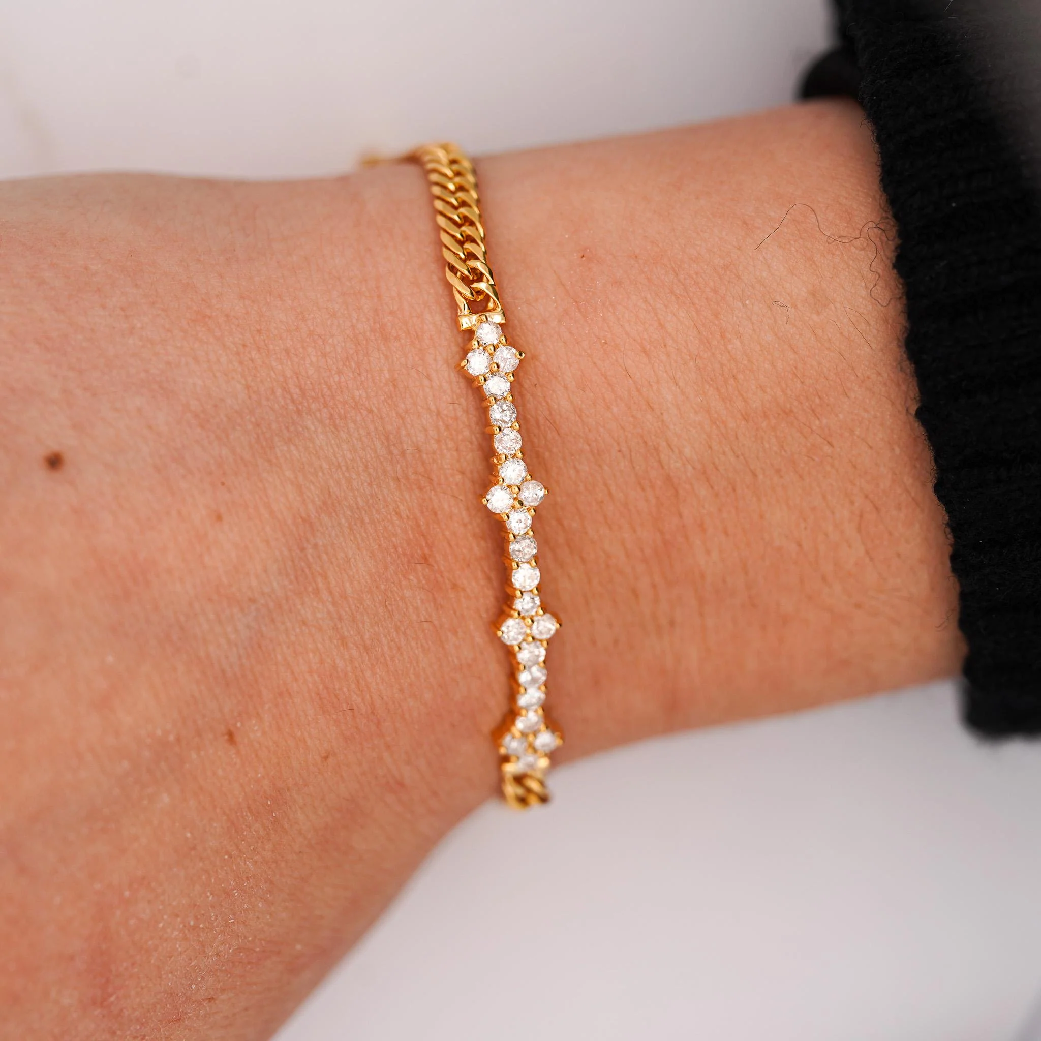 0.88 Carat Diamond in 18K Gold Twisted Rope Chain Floral Bracelet - Image 9