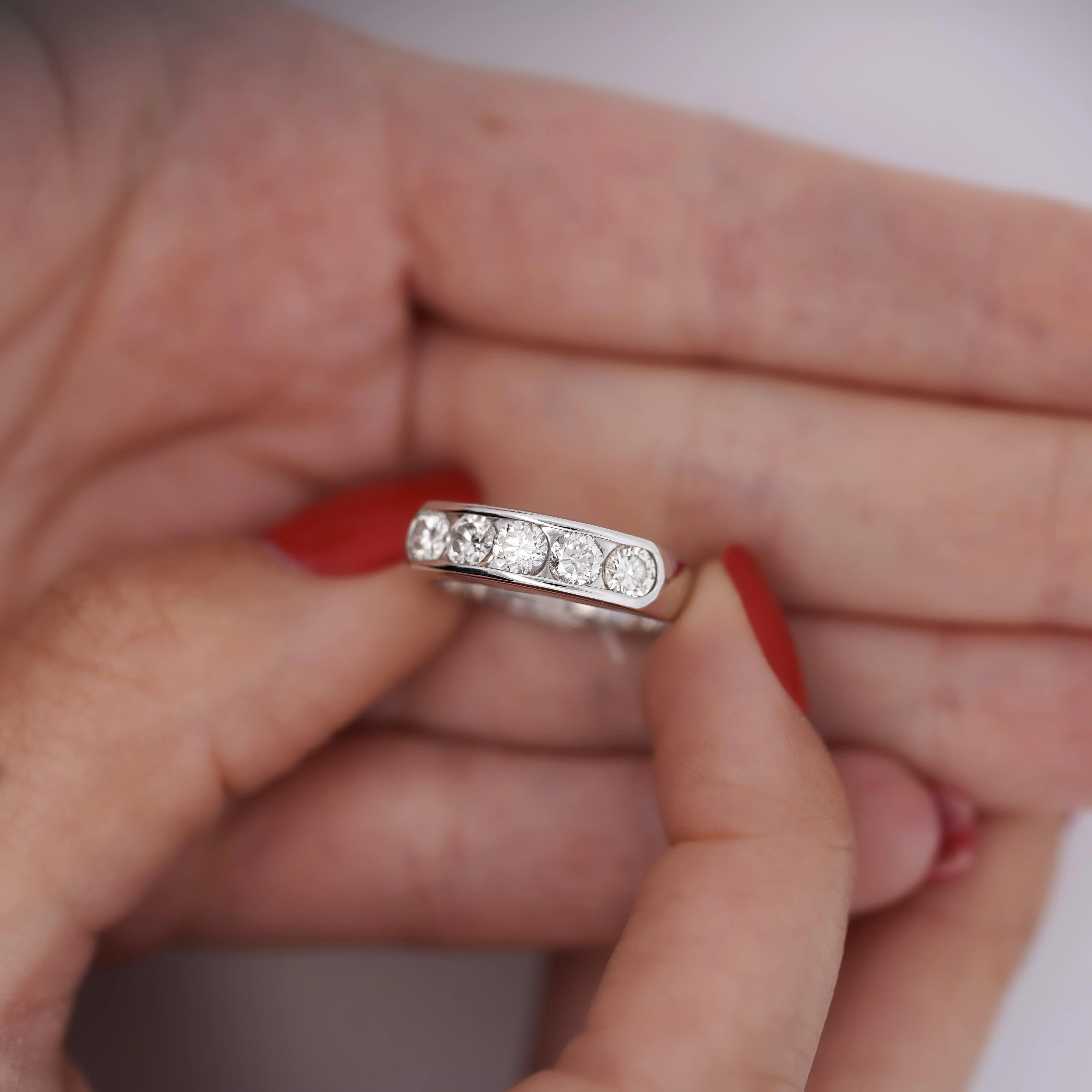 1.03 Carat Round-Cut Diamond in Platinum 900 Channel Setting Half-Eternity Ring - Image 4