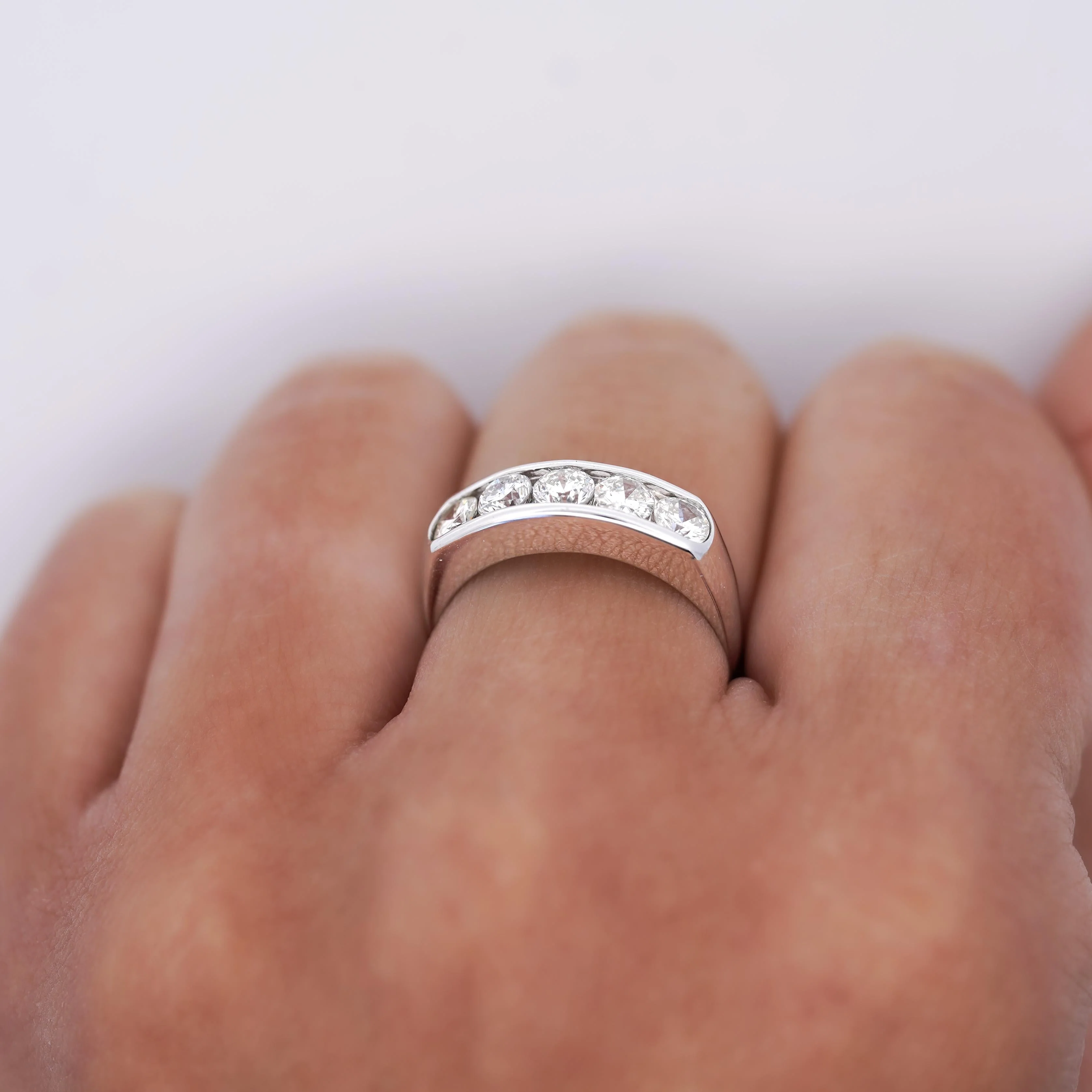 1.03 Carat Round-Cut Diamond in Platinum 900 Channel Setting Half-Eternity Ring - Image 5