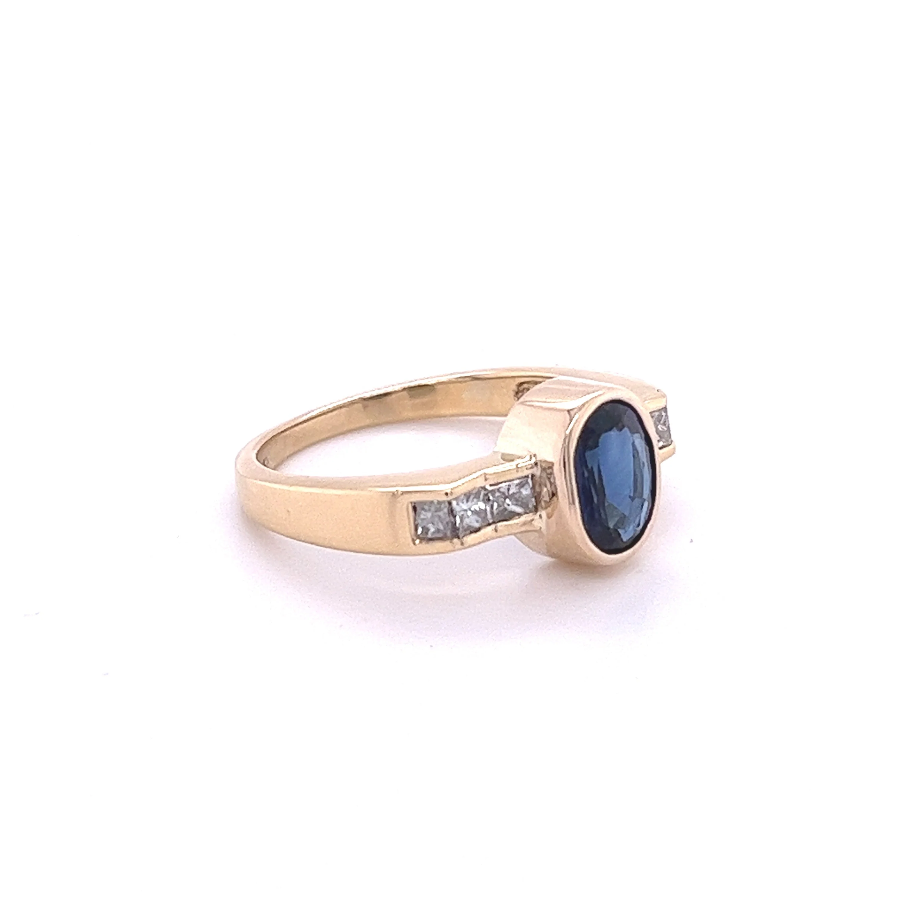 1.48 Carat Oval Cut Blue Sapphire With Princess Cut Diamond Ring in 18k Gold - Image 4