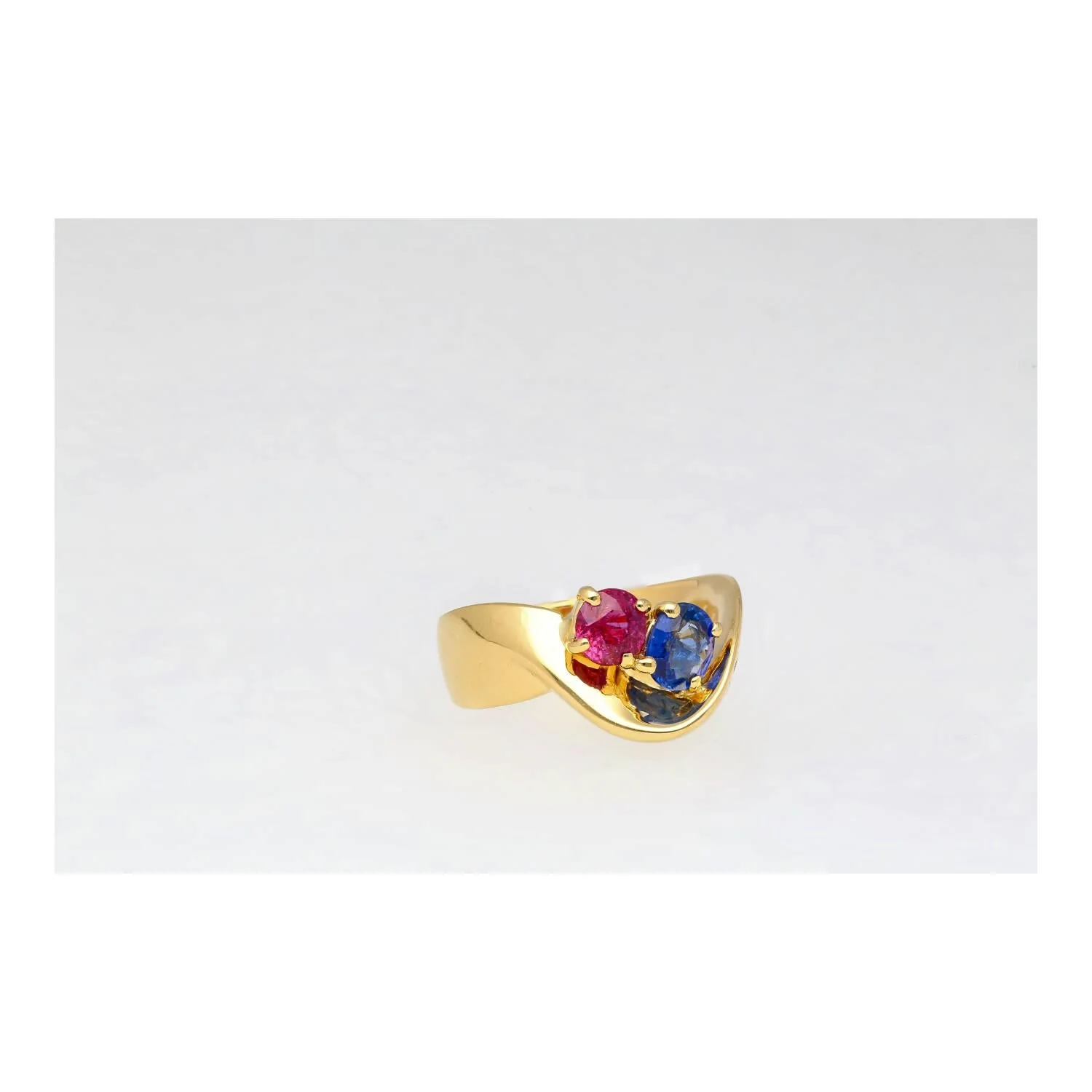 1.5 Carat Sapphire & Ruby with Diamond 18K Yellow Gold Crossover Statement Ring - Image 10
