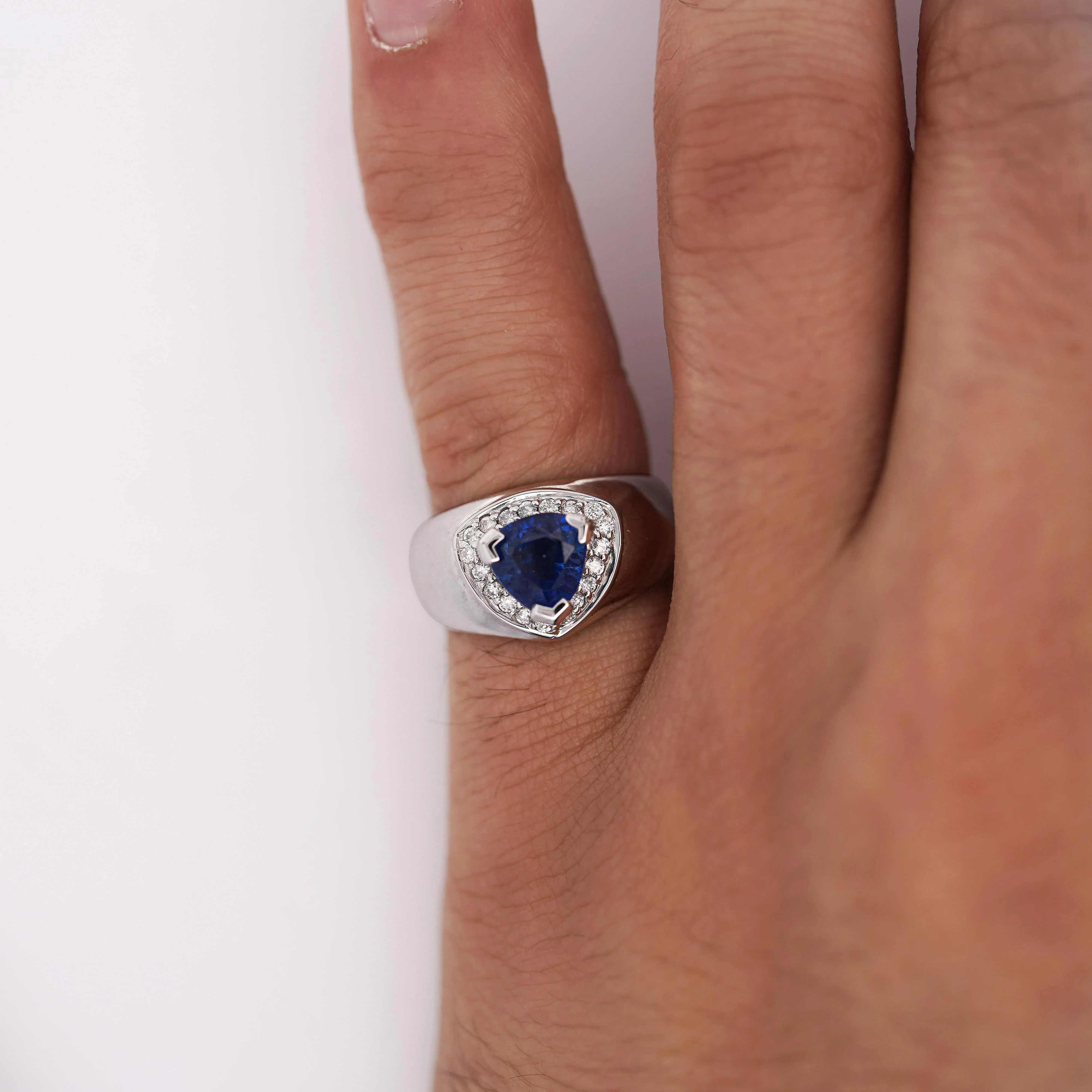 1.5 Carat Trillion Blue Sapphire & Diamond in 18K Gold Midi Ring - Image 5