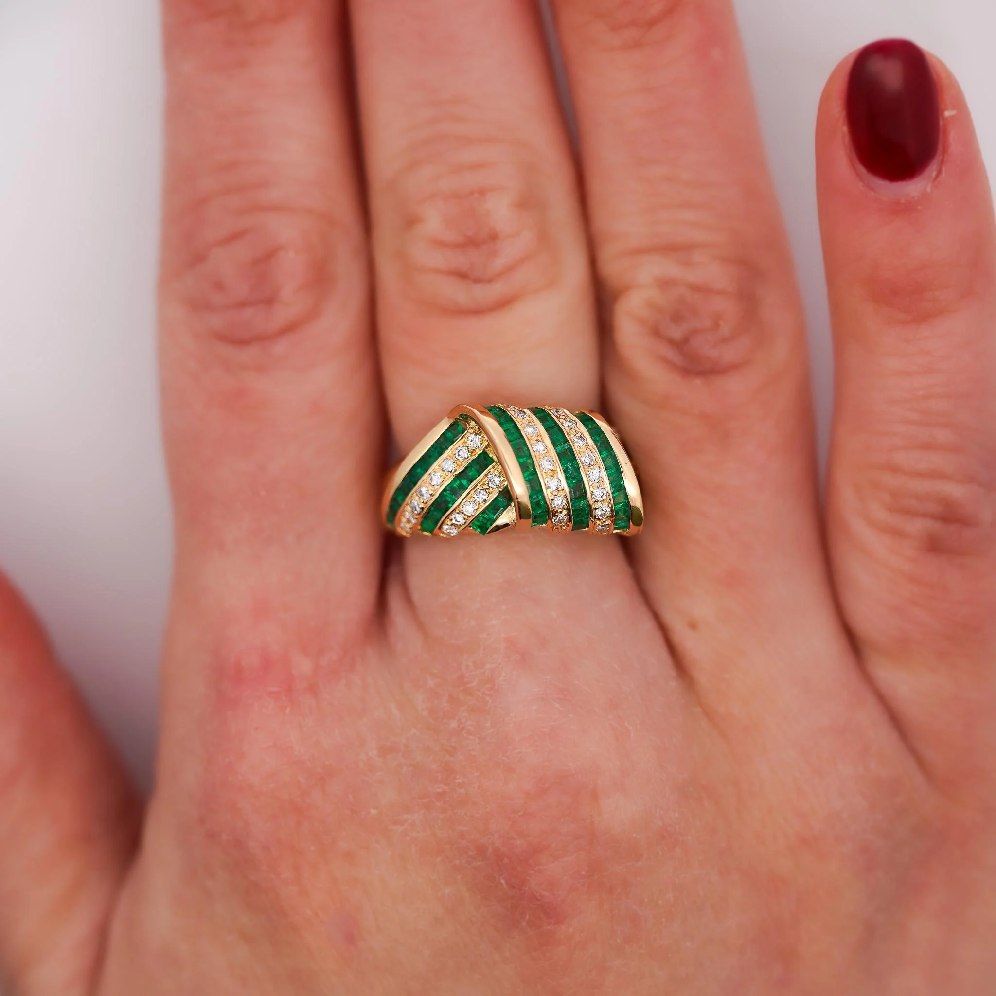 1.55 Carat Emerald & Diamond in 18K Gold Bow Dome Design Band Ring - Image 10