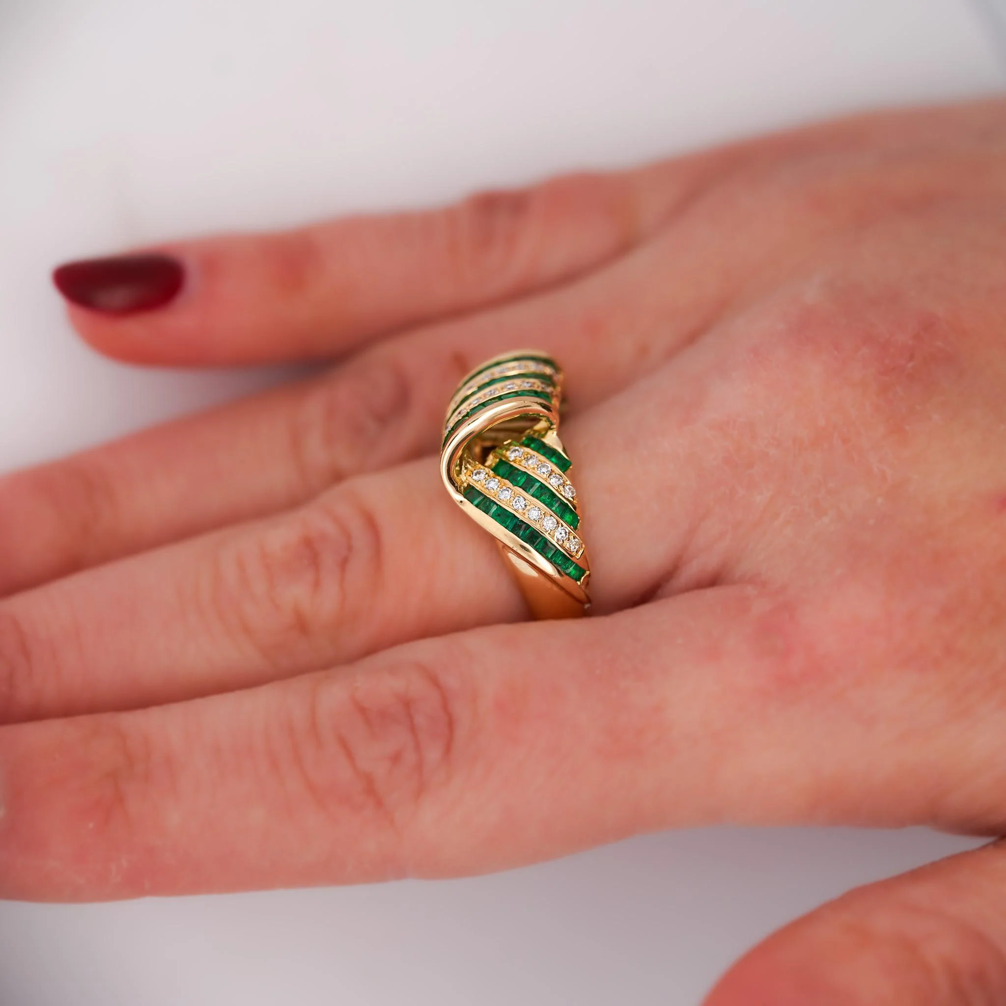 1.55 Carat Emerald & Diamond in 18K Gold Bow Dome Design Band Ring - Image 11