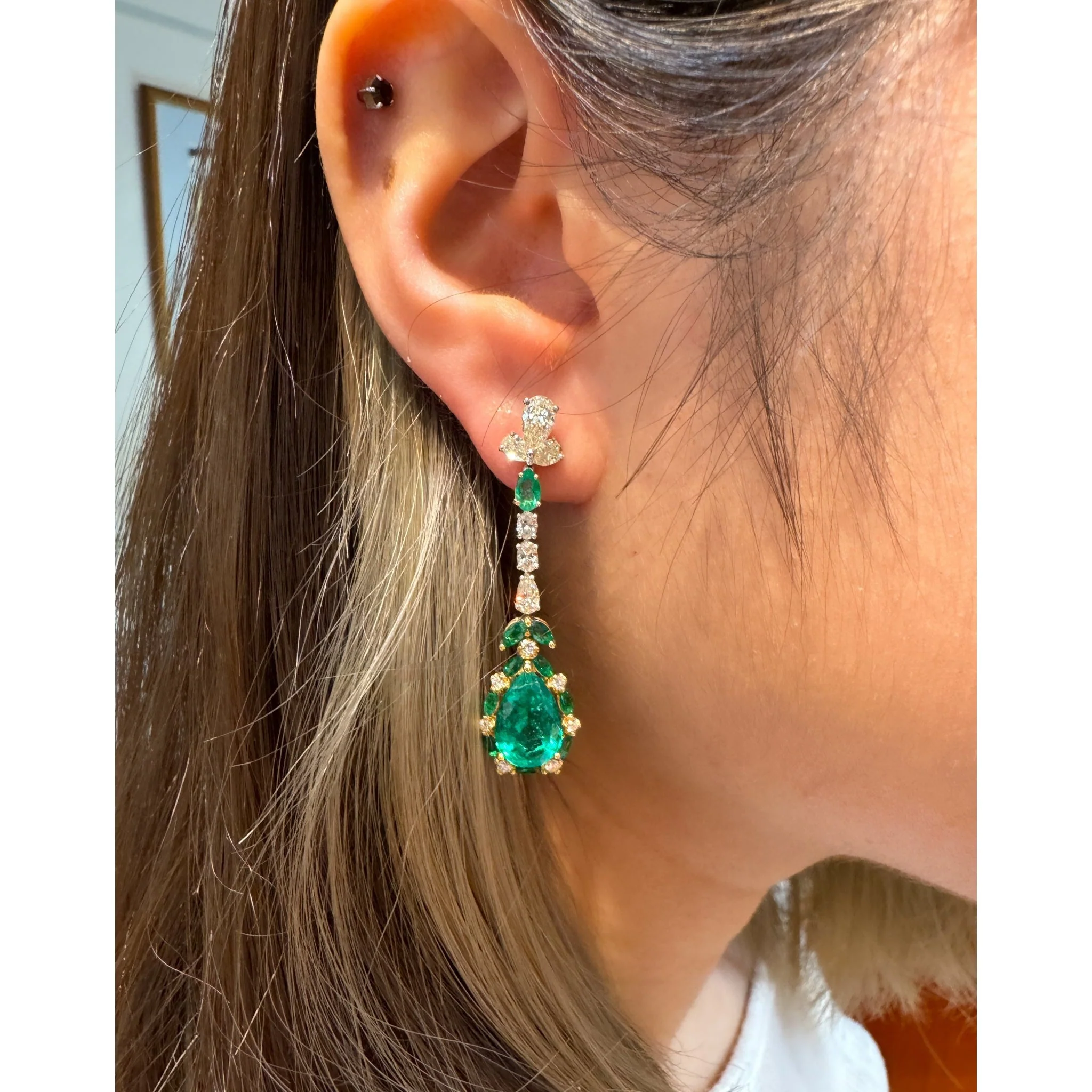 10 Carat Natural Emerald and Diamond Mirrored Drop Earrings in 18K Gold - Image 8