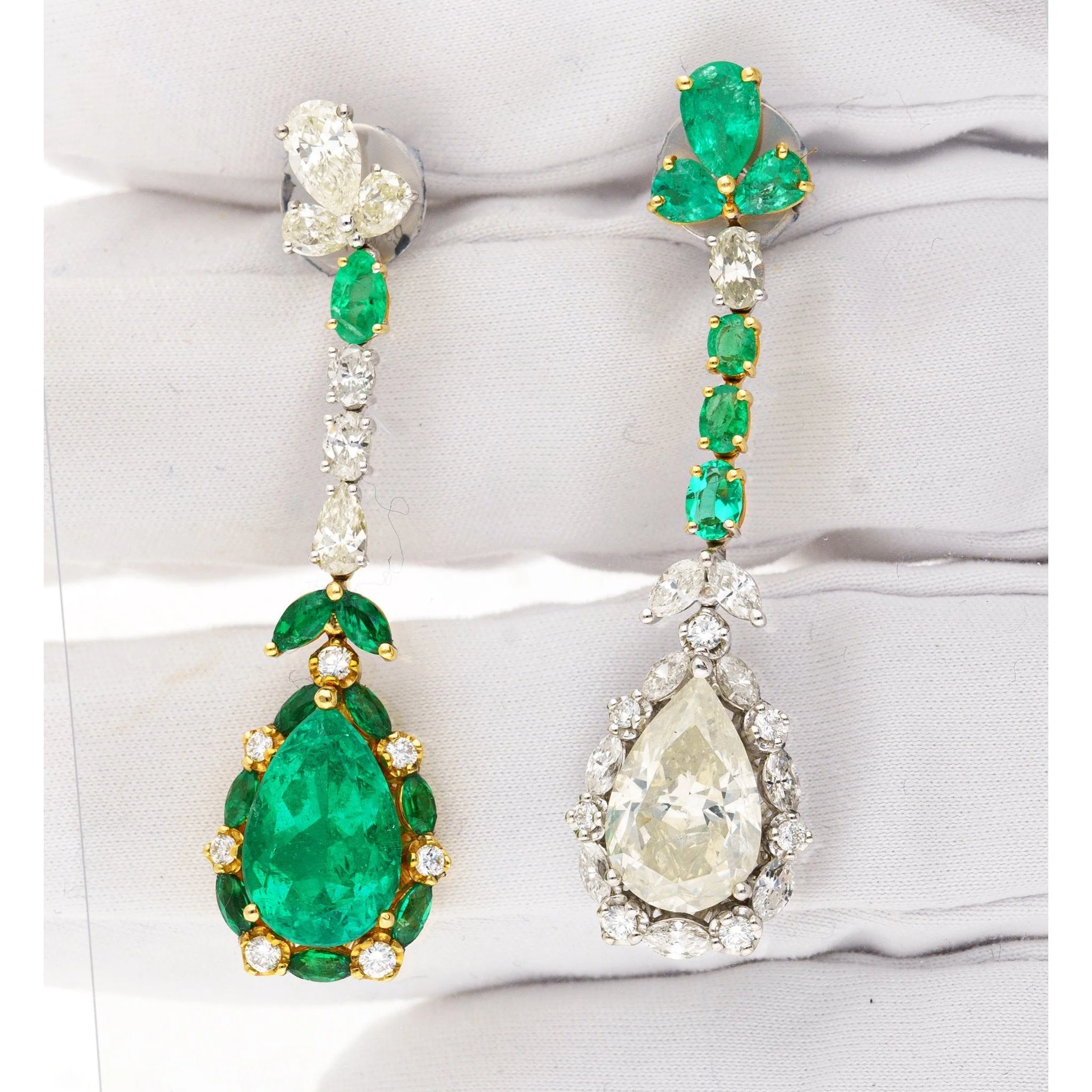 10 Carat Natural Emerald and Diamond Mirrored Drop Earrings in 18K Gold - Image 9