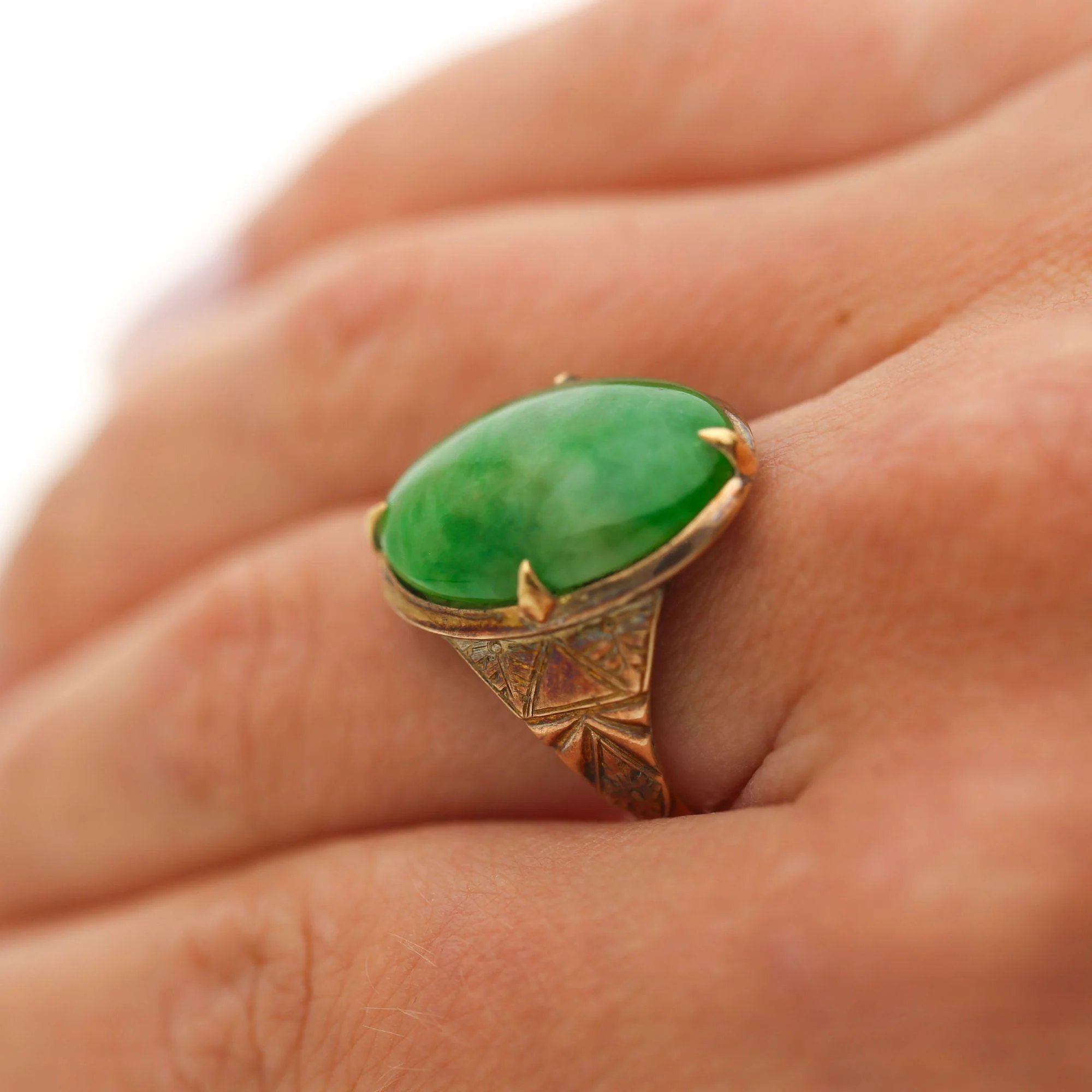 10 Carat Vintage Natural Jadeite Jade in Carved 18K Gold Oval Ring - Image 2