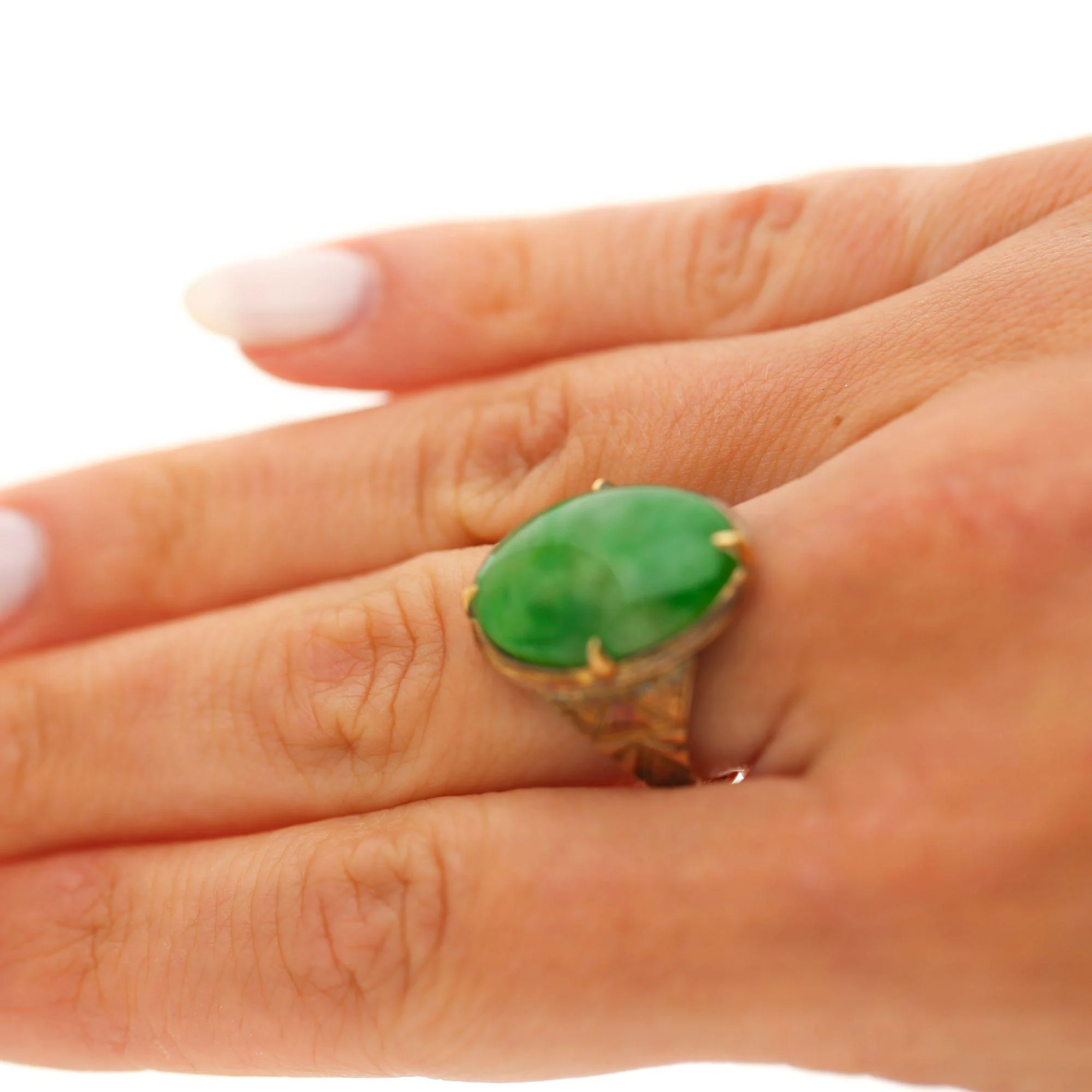10 Carat Vintage Natural Jadeite Jade in Carved 18K Gold Oval Ring - Image 6