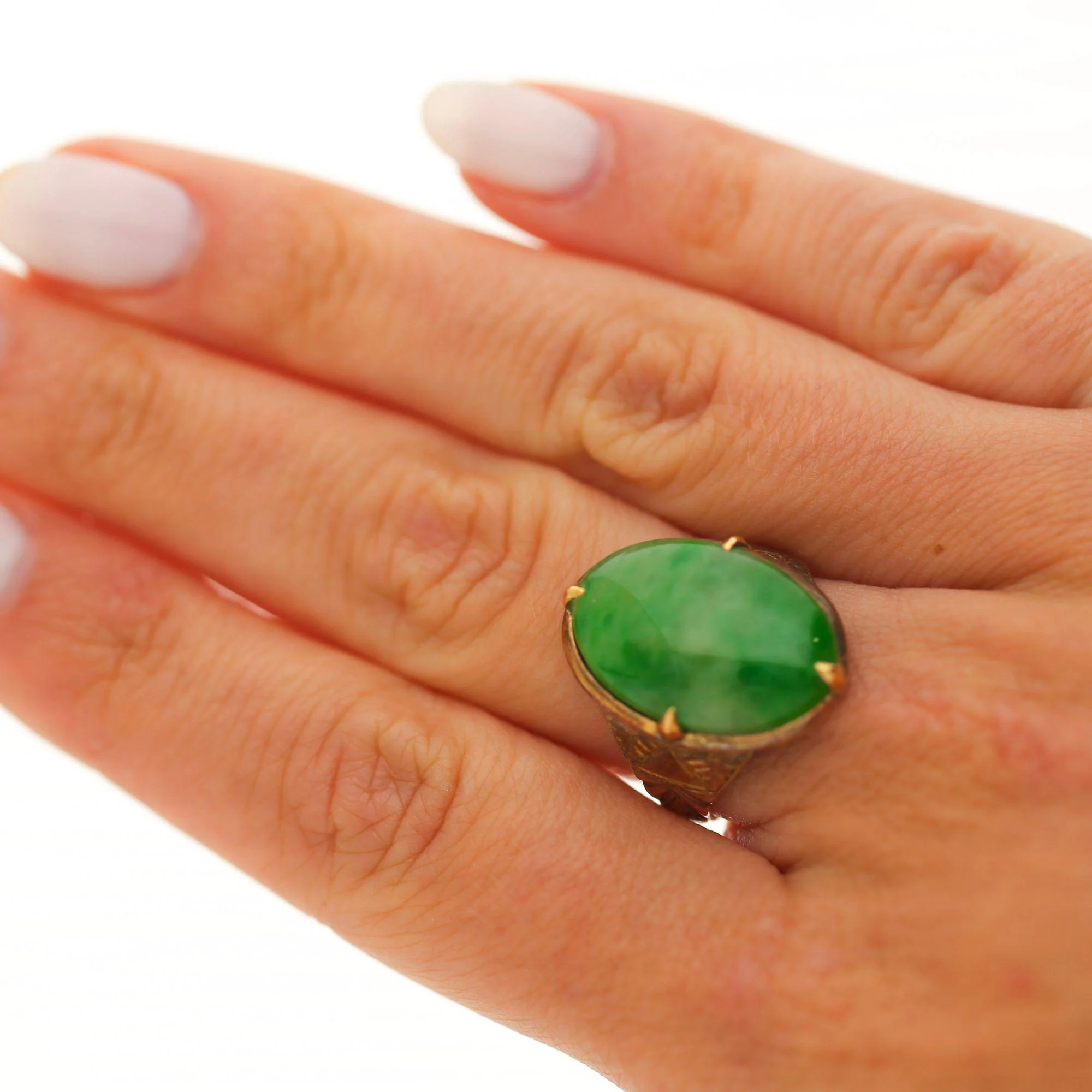10 Carat Vintage Natural Jadeite Jade in Carved 18K Gold Oval Ring - Image 7