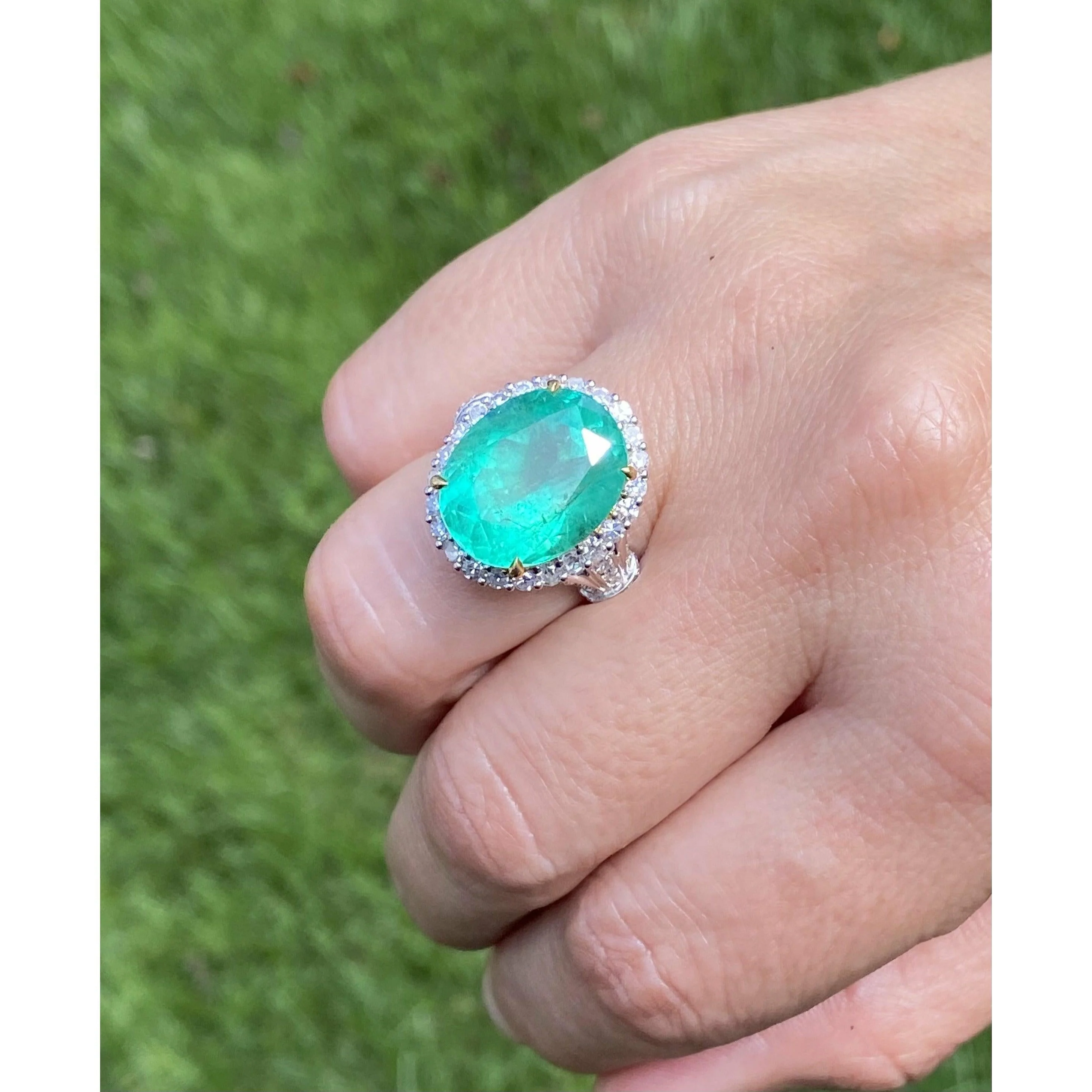 11 carat Colombian Emerald and Diamond Ring in 18k solid white gold - Image 5