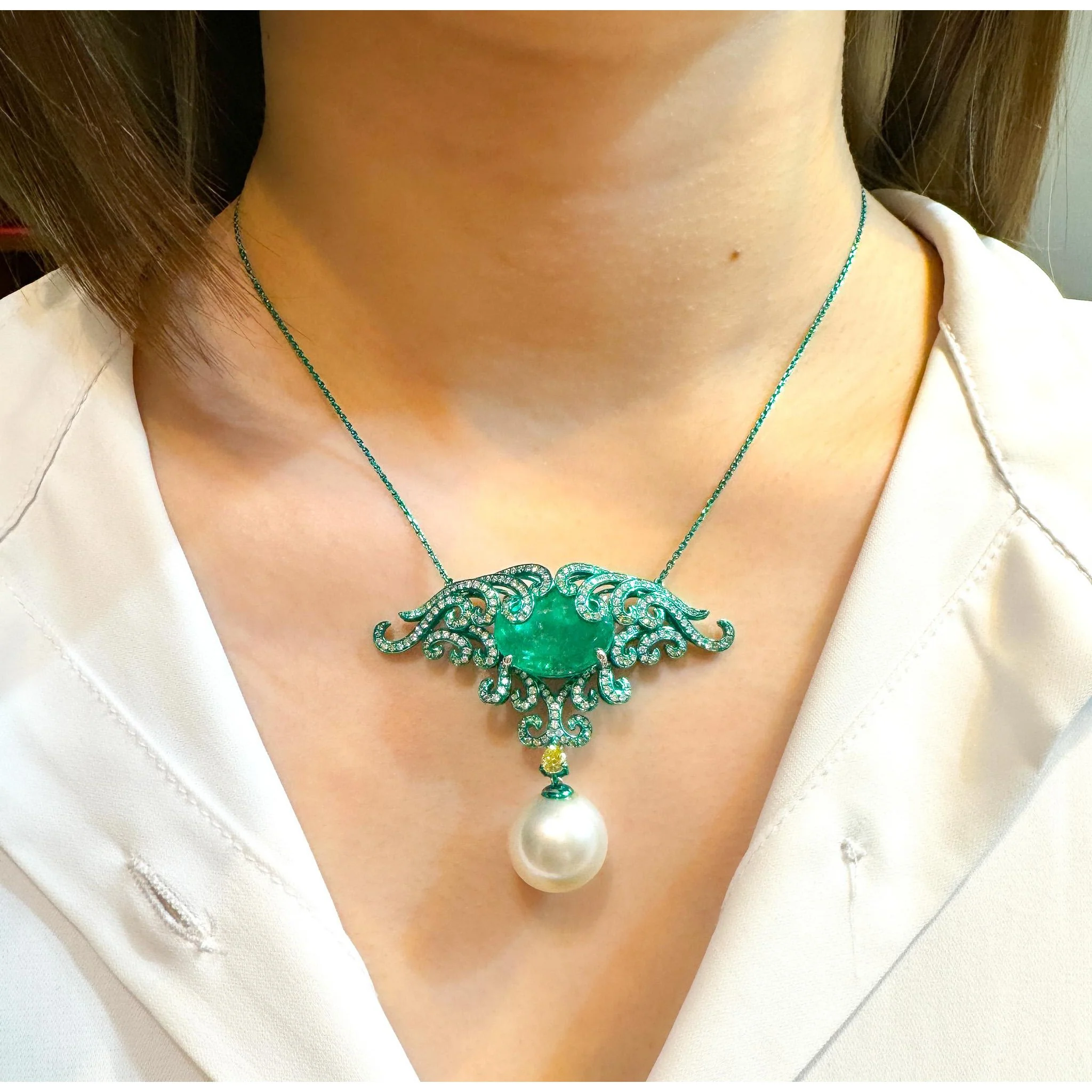 14.89 Carat Minor Oil Colombian Emerald & Green Gold Enamel Art Nouveau Necklace - Image 4