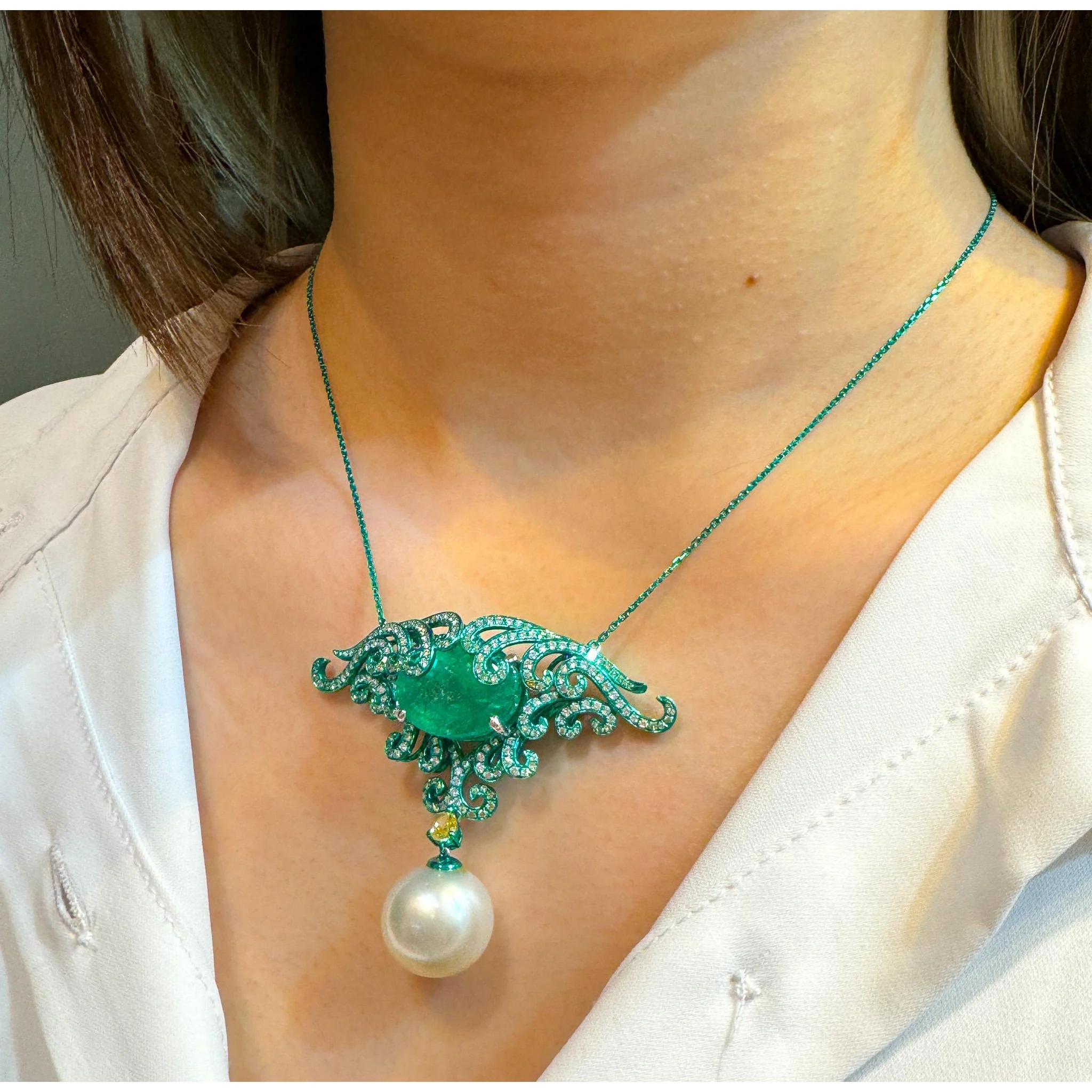 14.89 Carat Minor Oil Colombian Emerald & Green Gold Enamel Art Nouveau Necklace - Image 5