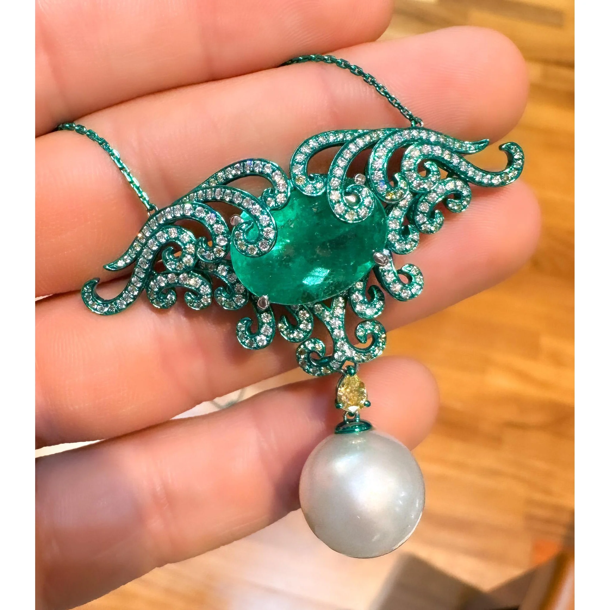 14.89 Carat Minor Oil Colombian Emerald & Green Gold Enamel Art Nouveau Necklace - Image 6