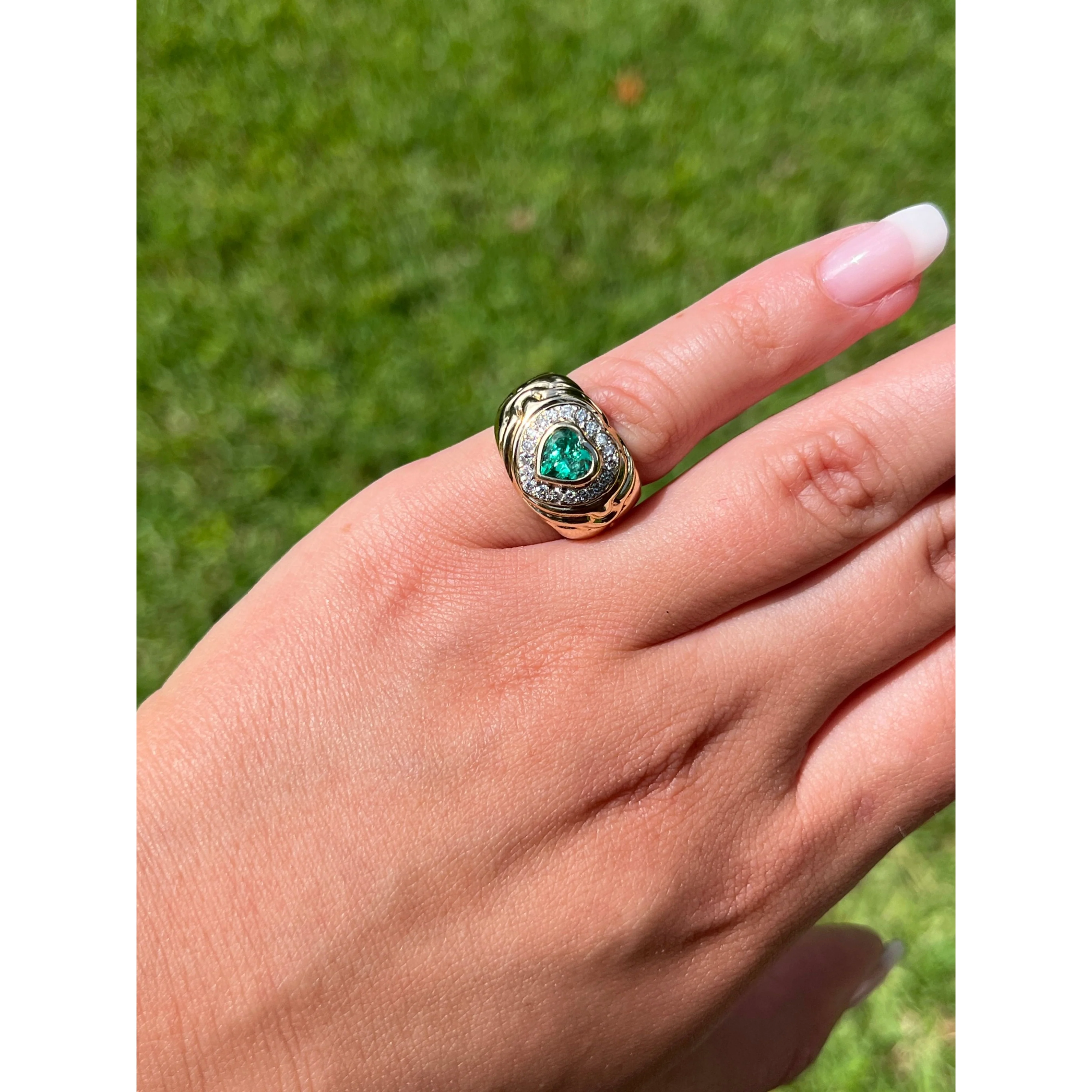 14K Solid Gold Heart Shape Emerald and Diamond Pinky Ring - Image 7