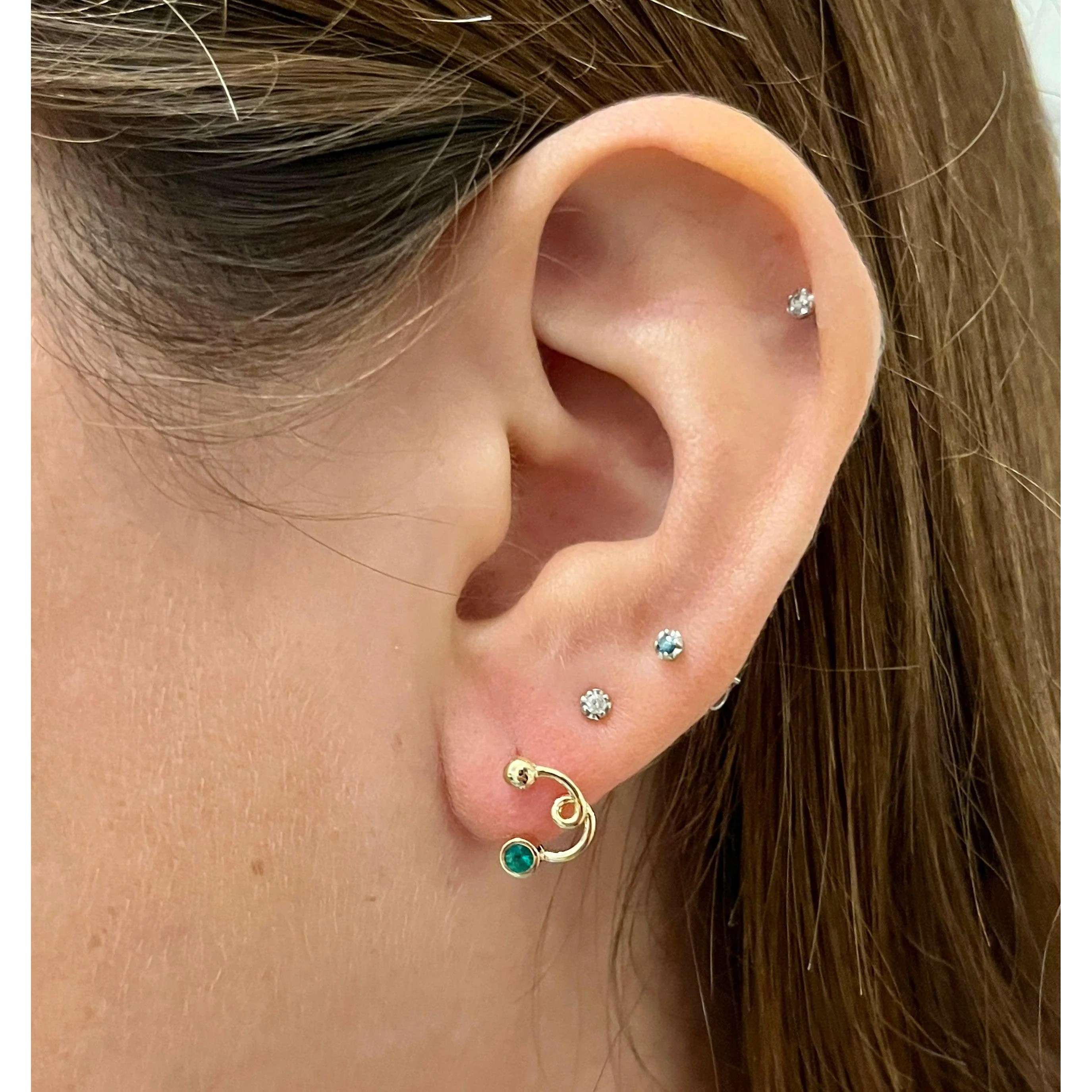 14K Gold Round Emerald Swirl Stud Earrings - Image 3