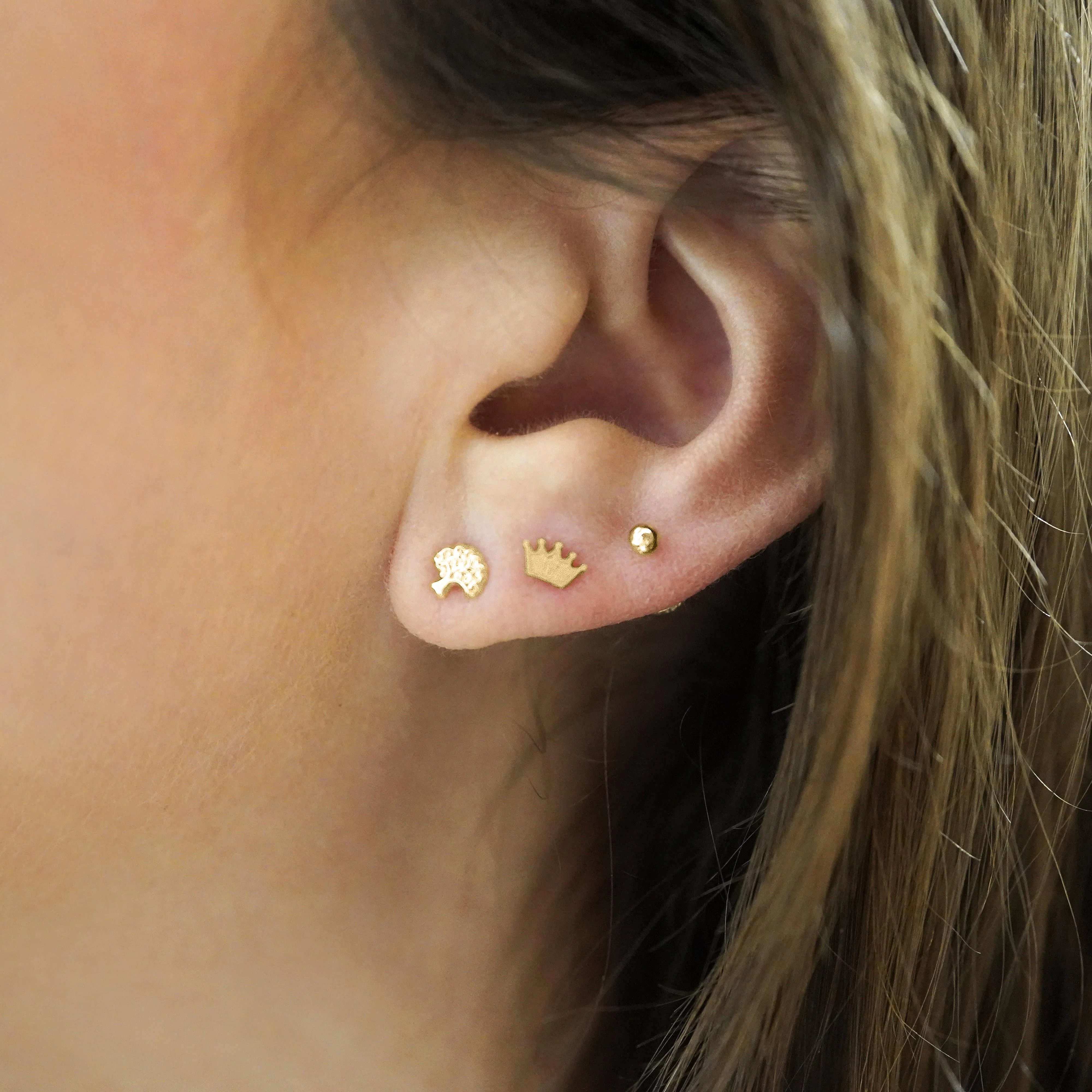 14K Solid Gold Crown Cartilage Single Stud Earring - Image 2