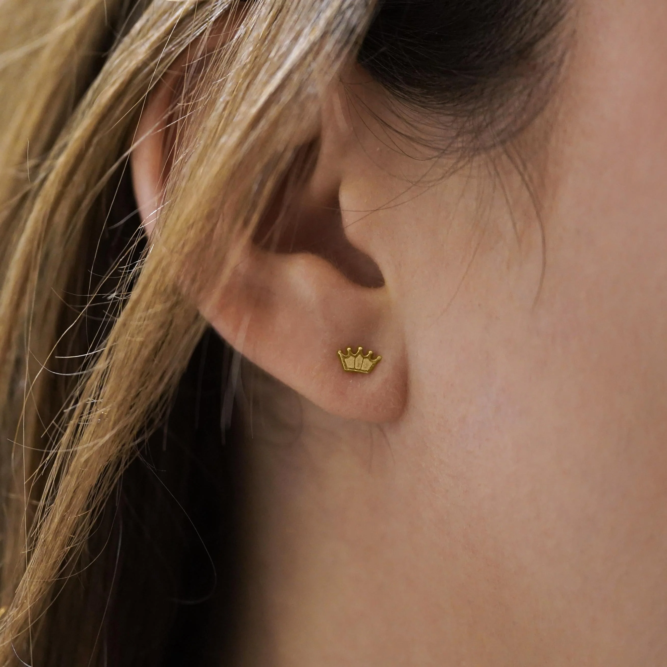 14K Solid Gold Crown Cartilage Single Stud Earring - Image 8