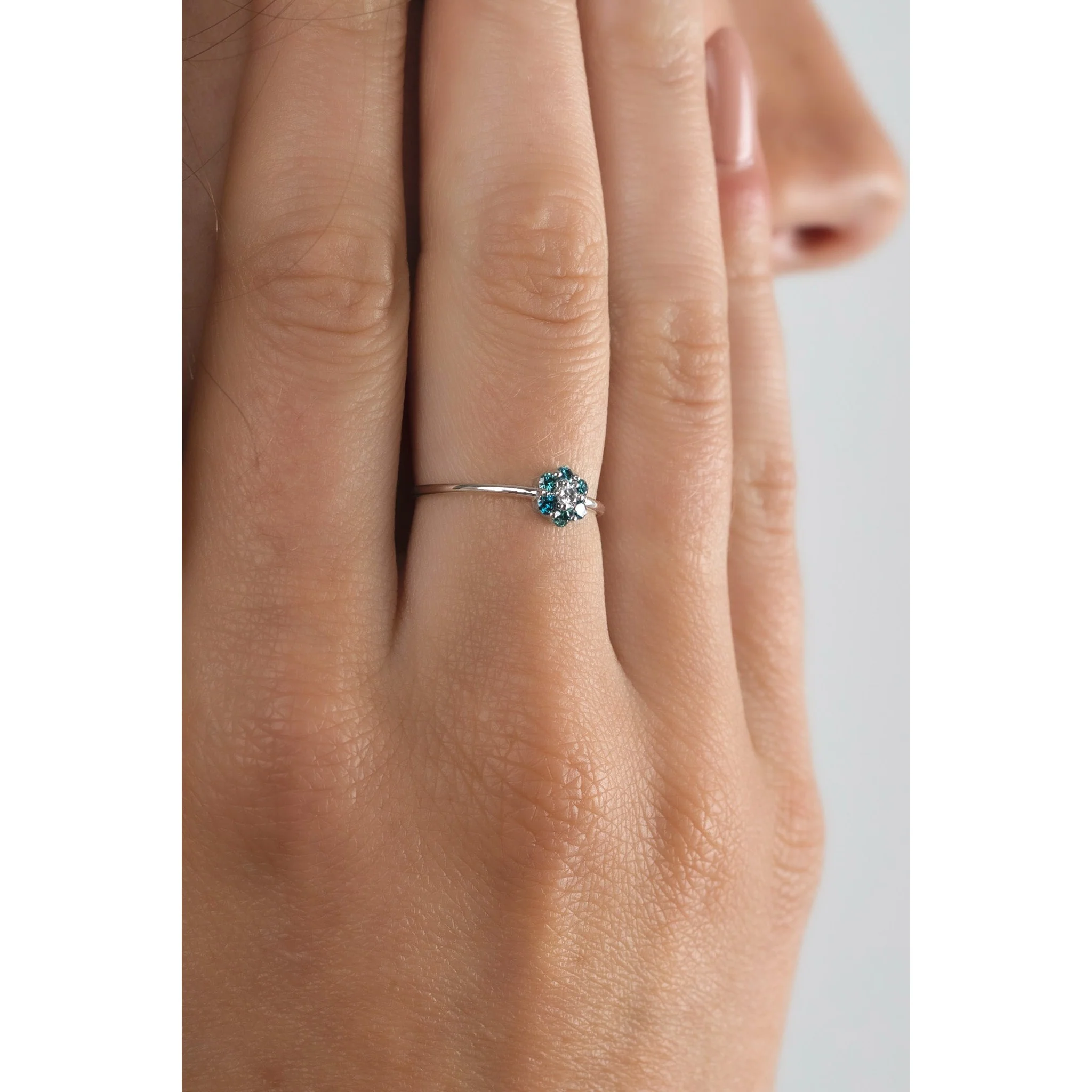14K White Gold Blue and White Diamond 1MM Daisy Flower Ring - Image 6