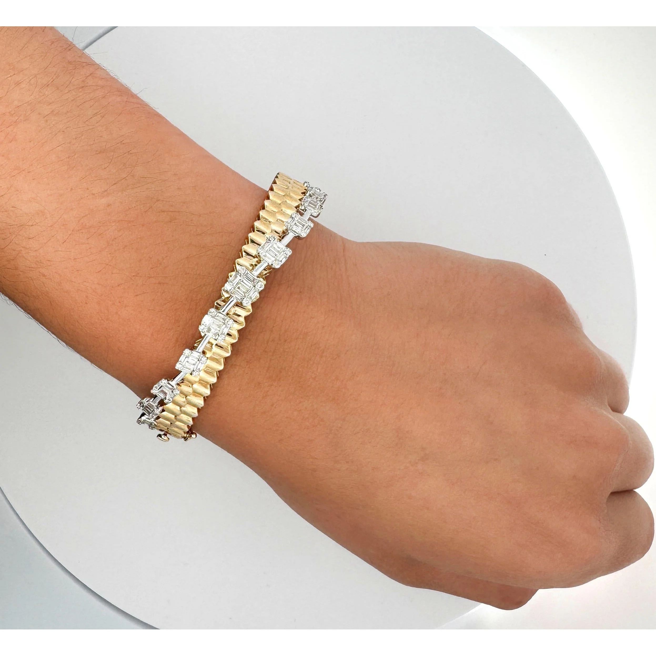 14K White and Yellow Gold Ribbed 1.52 Carat Illusion Set Diamond Bangle - Image 4