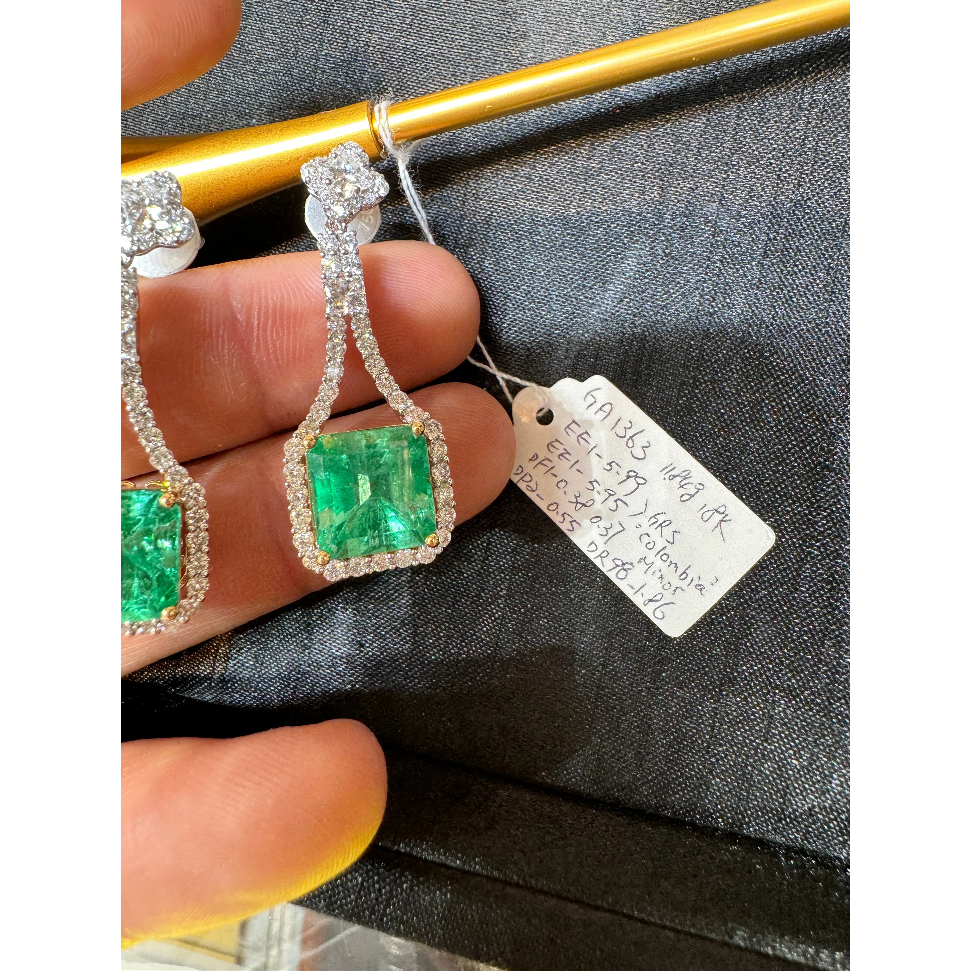 15 Carat Colombian Minor Oil Emerald & Diamond Dangle Earrings in 18K White Gold - Image 20