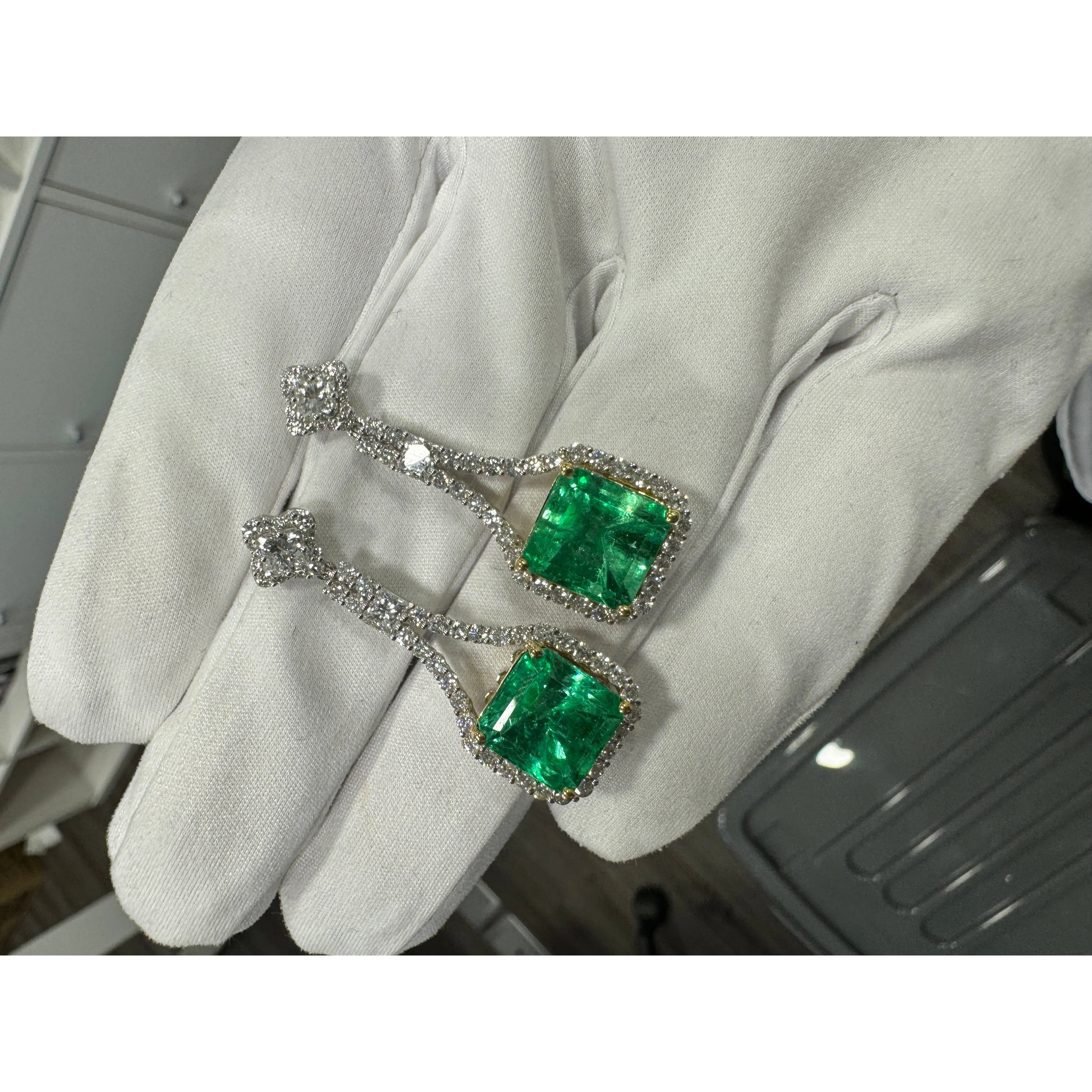 15 Carat Colombian Minor Oil Emerald & Diamond Dangle Earrings in 18K White Gold - Image 21