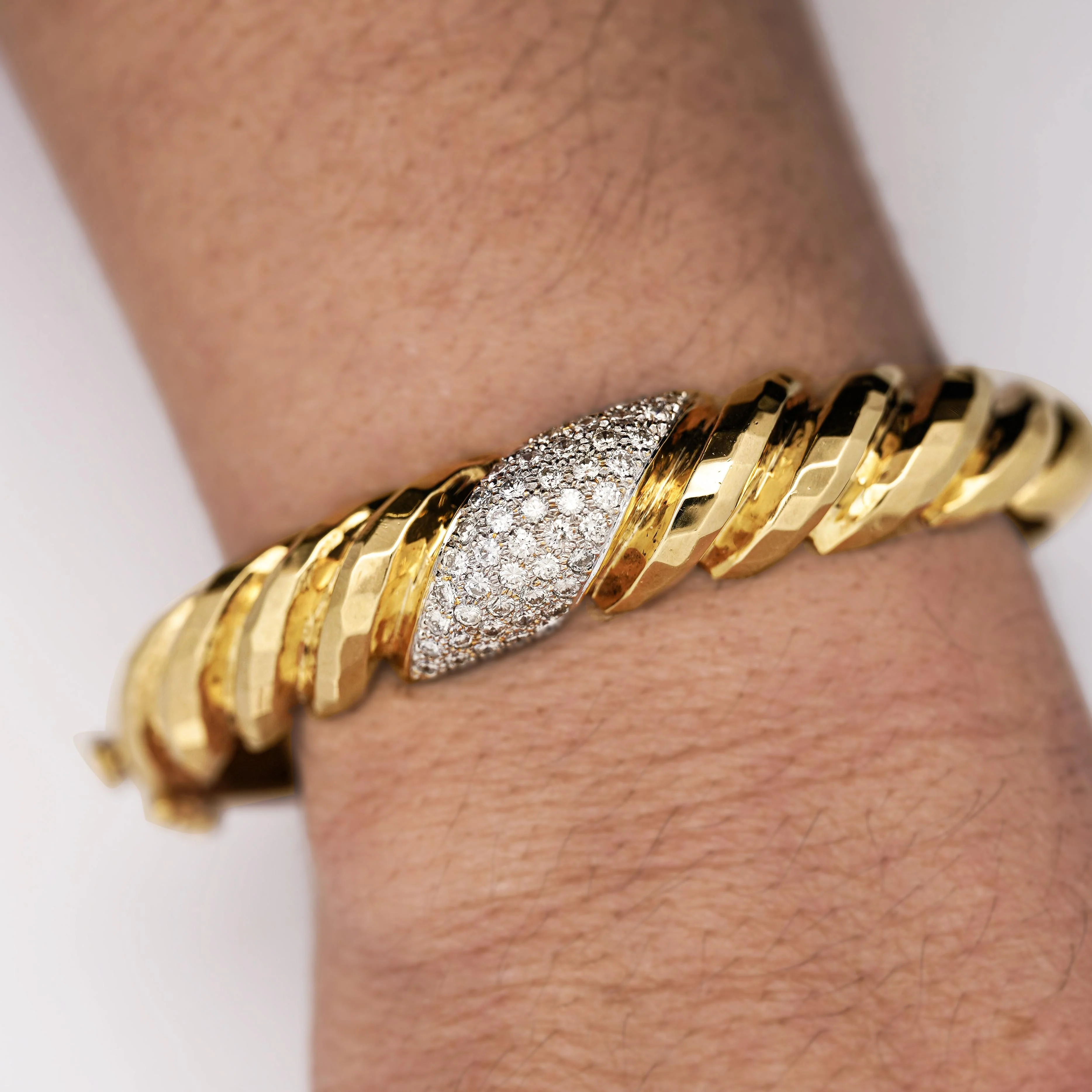 18K Gold Hammered Finish Diamond Pave Bangle Bracelet - Image 6