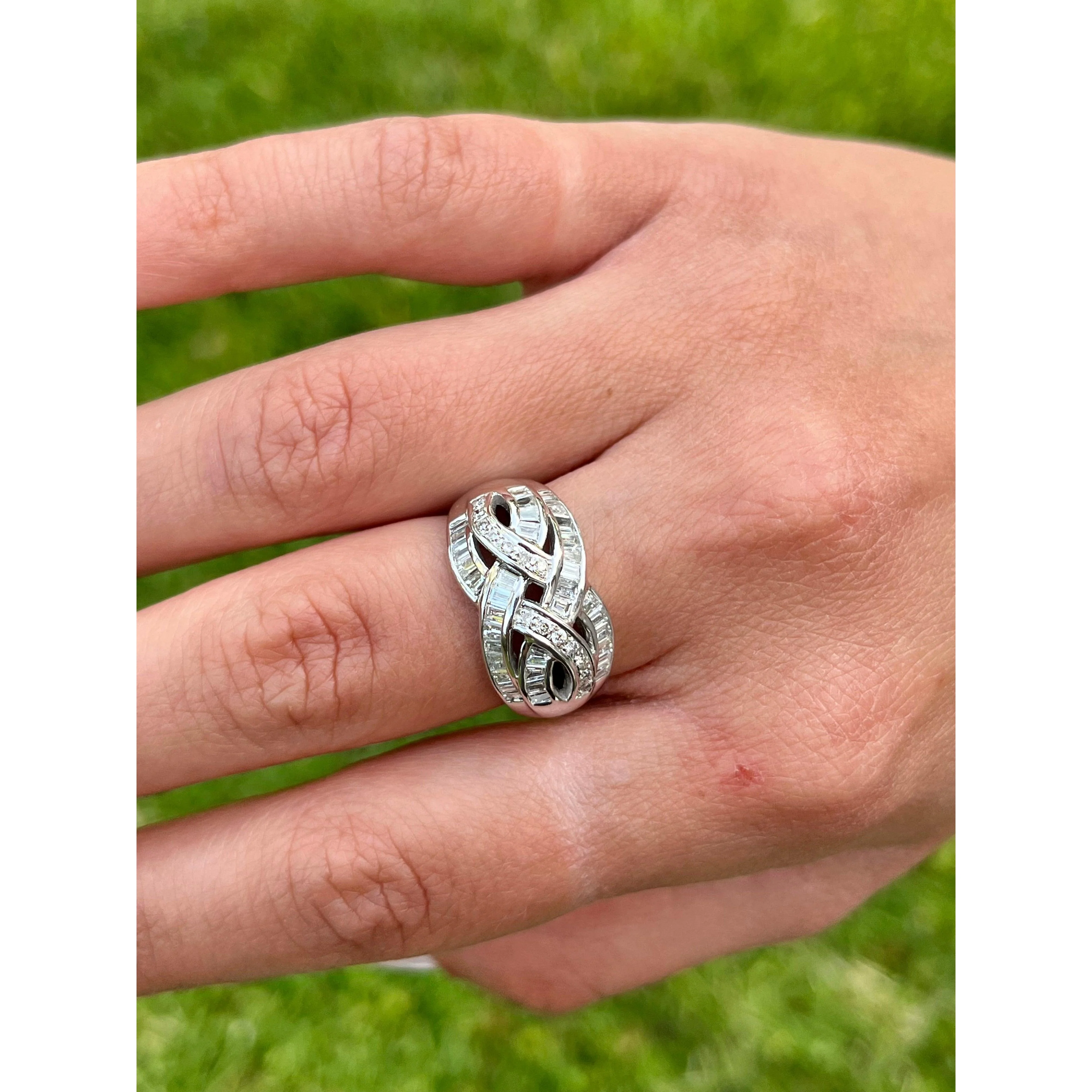 18k White Gold Baguette Cluster Curved Ring - Image 4