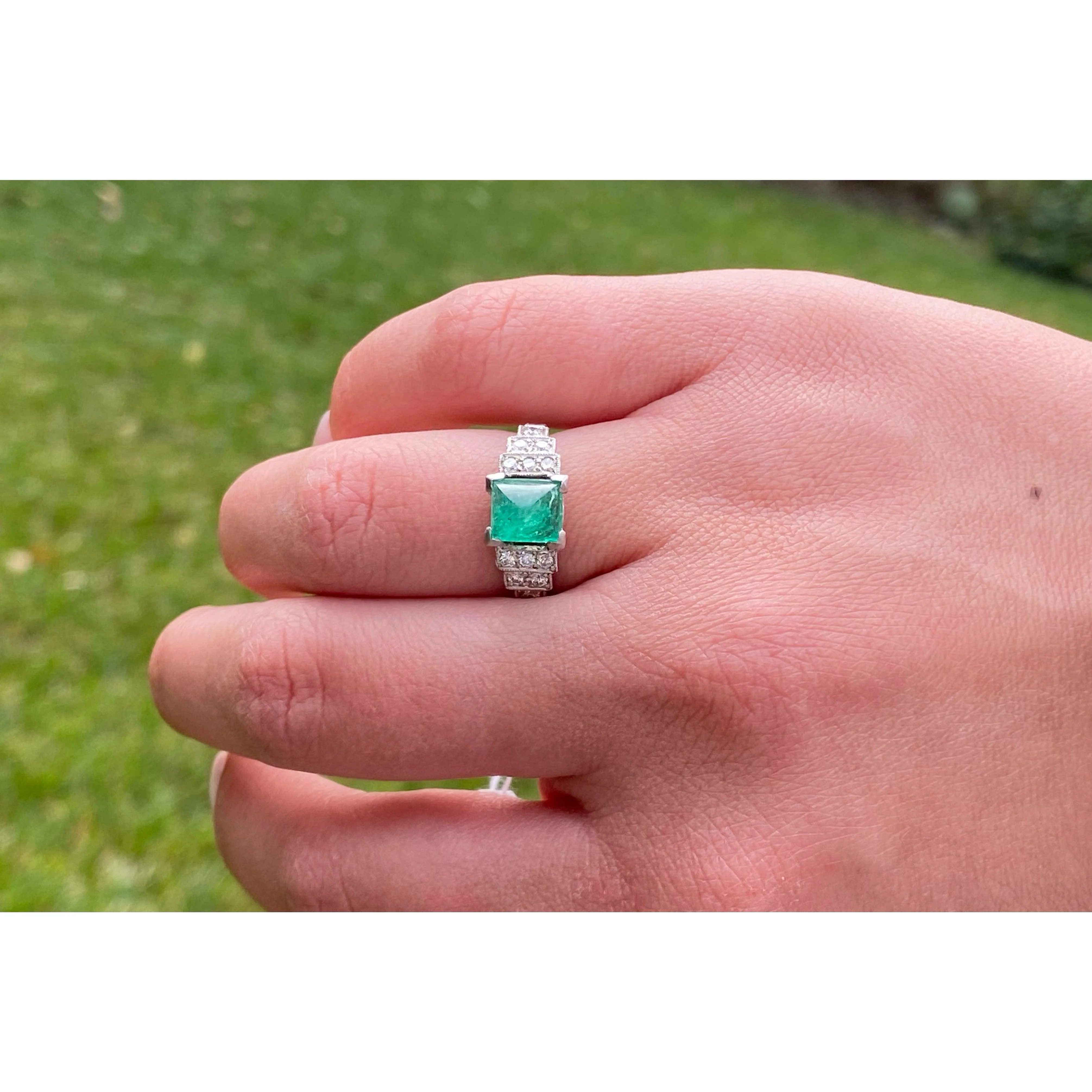 1935 Art Deco Triangle Cut Emerald in Vintage Platinum Ring - Image 5