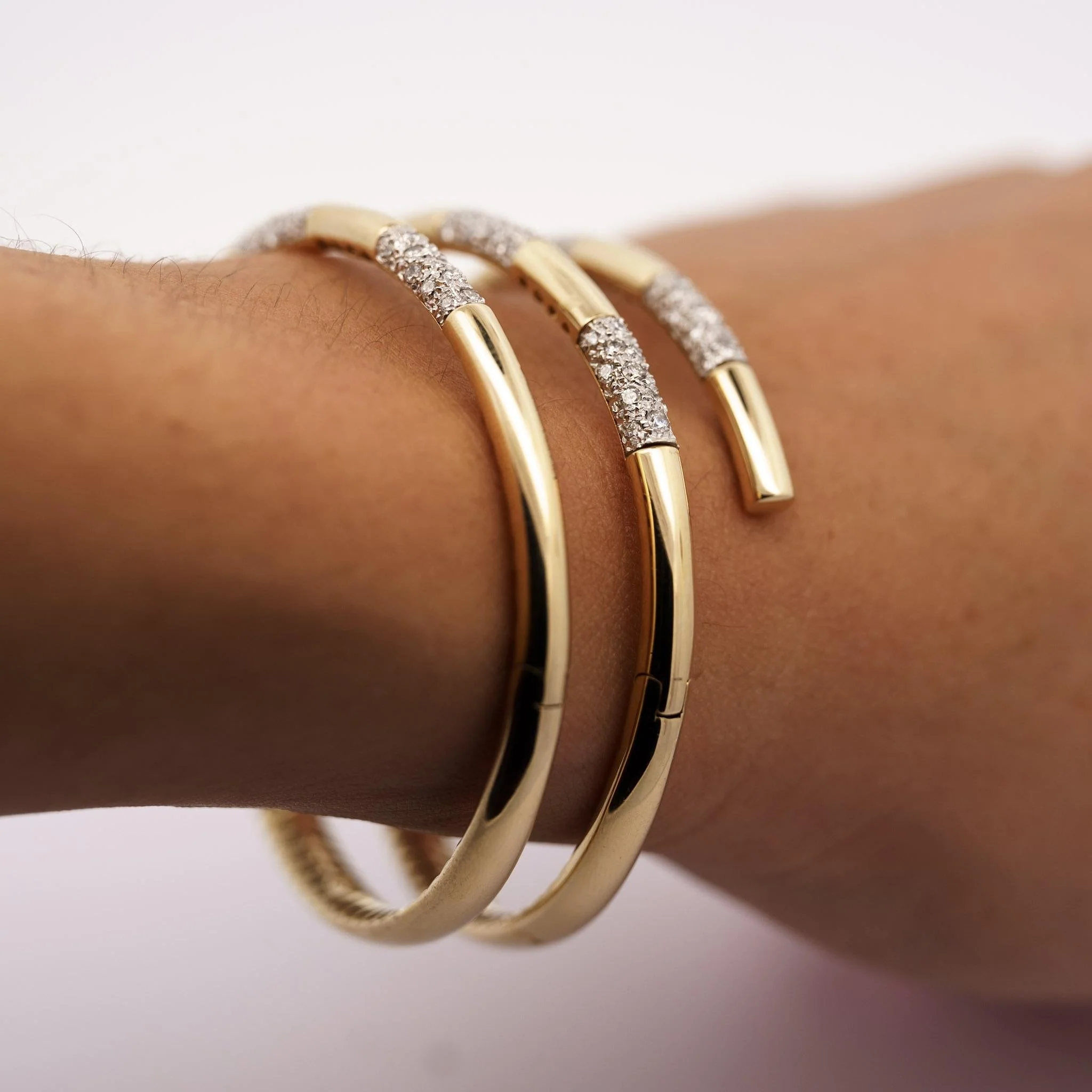 2.75 Carat Diamond 3-Row Curved 14K Gold Bangle Bracelet - Image 5