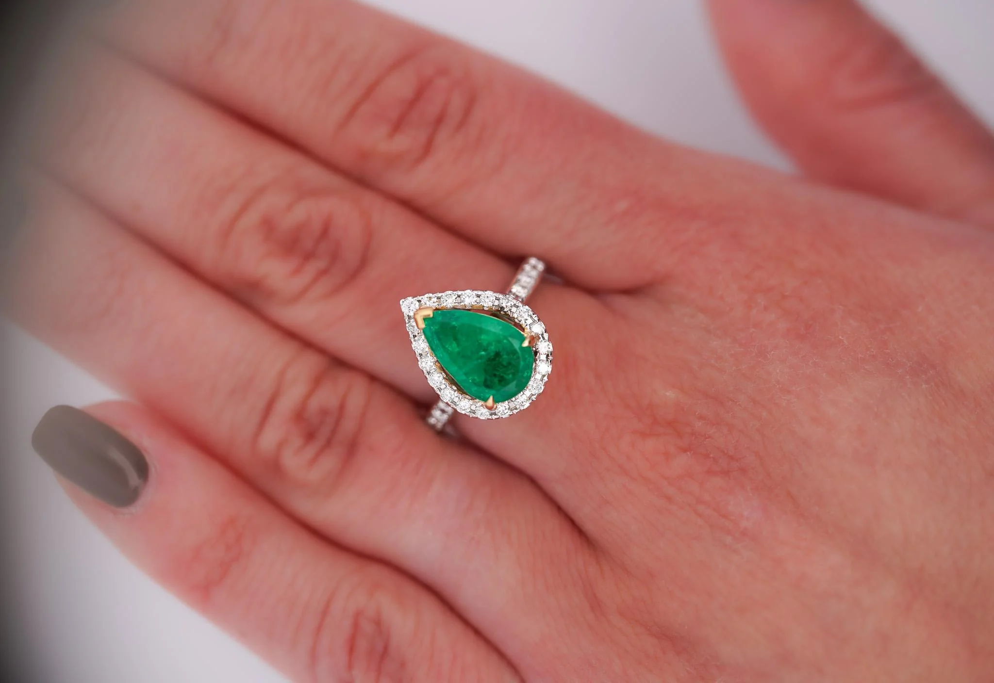 2.89 Carat Pear Vivid Green Emerald & Diamond Halo 18K Gold Halo Ring - Image 10
