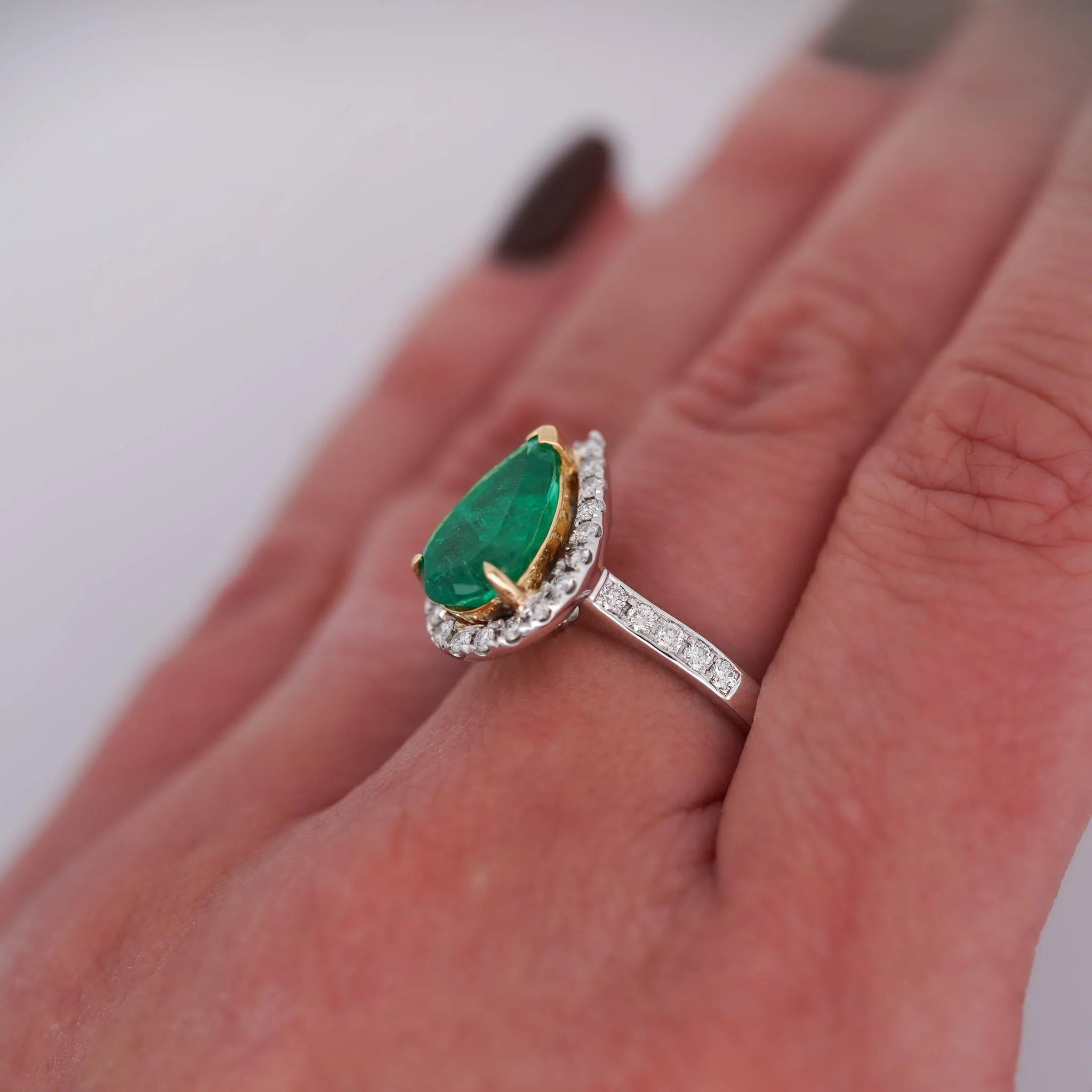 2.89 Carat Pear Vivid Green Emerald & Diamond Halo 18K Gold Halo Ring - Image 11