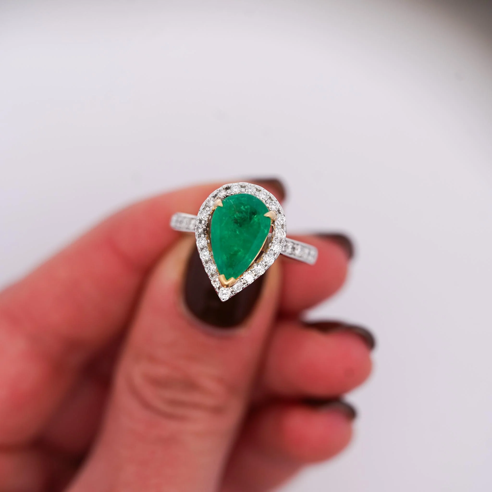 2.89 Carat Pear Vivid Green Emerald & Diamond Halo 18K Gold Halo Ring - Image 12