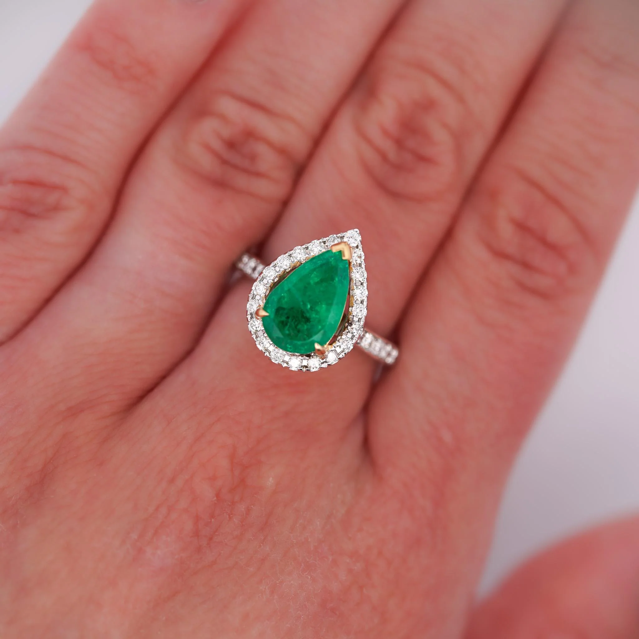 2.89 Carat Pear Vivid Green Emerald & Diamond Halo 18K Gold Halo Ring - Image 2