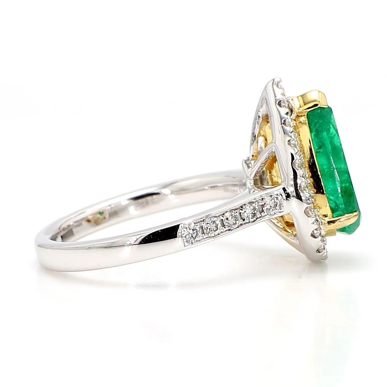 2.89 Carat Pear Vivid Green Emerald & Diamond Halo 18K Gold Halo Ring - Image 4