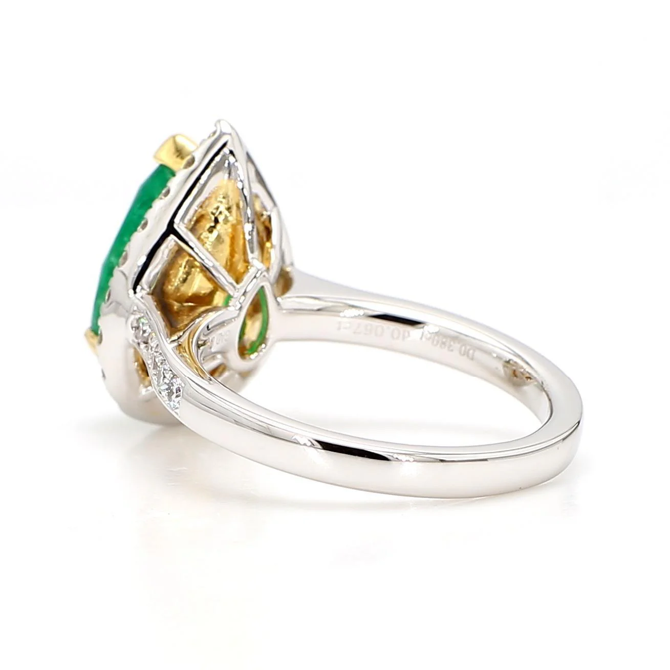 2.89 Carat Pear Vivid Green Emerald & Diamond Halo 18K Gold Halo Ring - Image 7