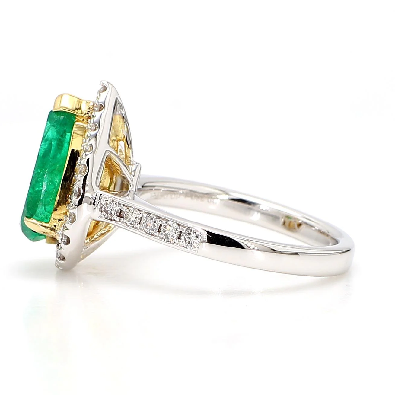 2.89 Carat Pear Vivid Green Emerald & Diamond Halo 18K Gold Halo Ring - Image 8