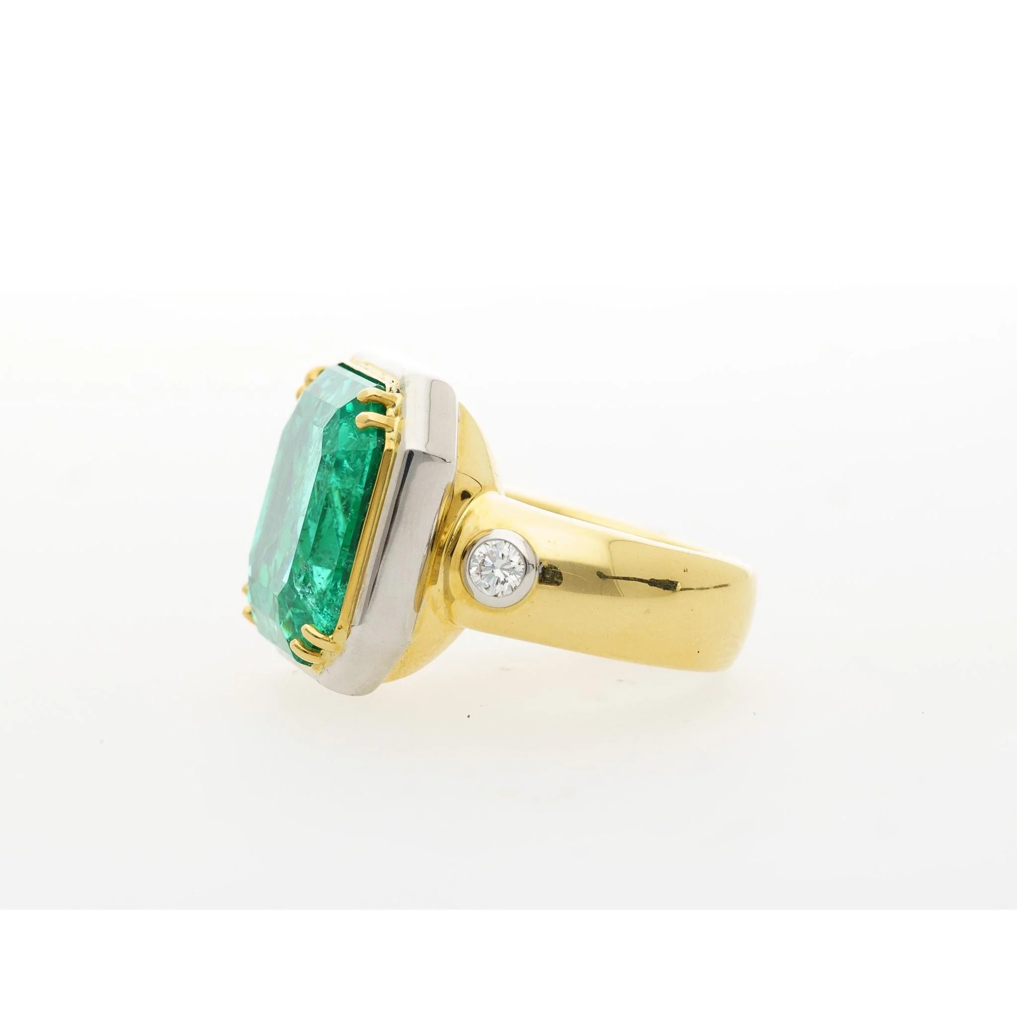 22.18 Carat Colombian Emerald Bezel 18K Gold Vintage Ring - Image 3