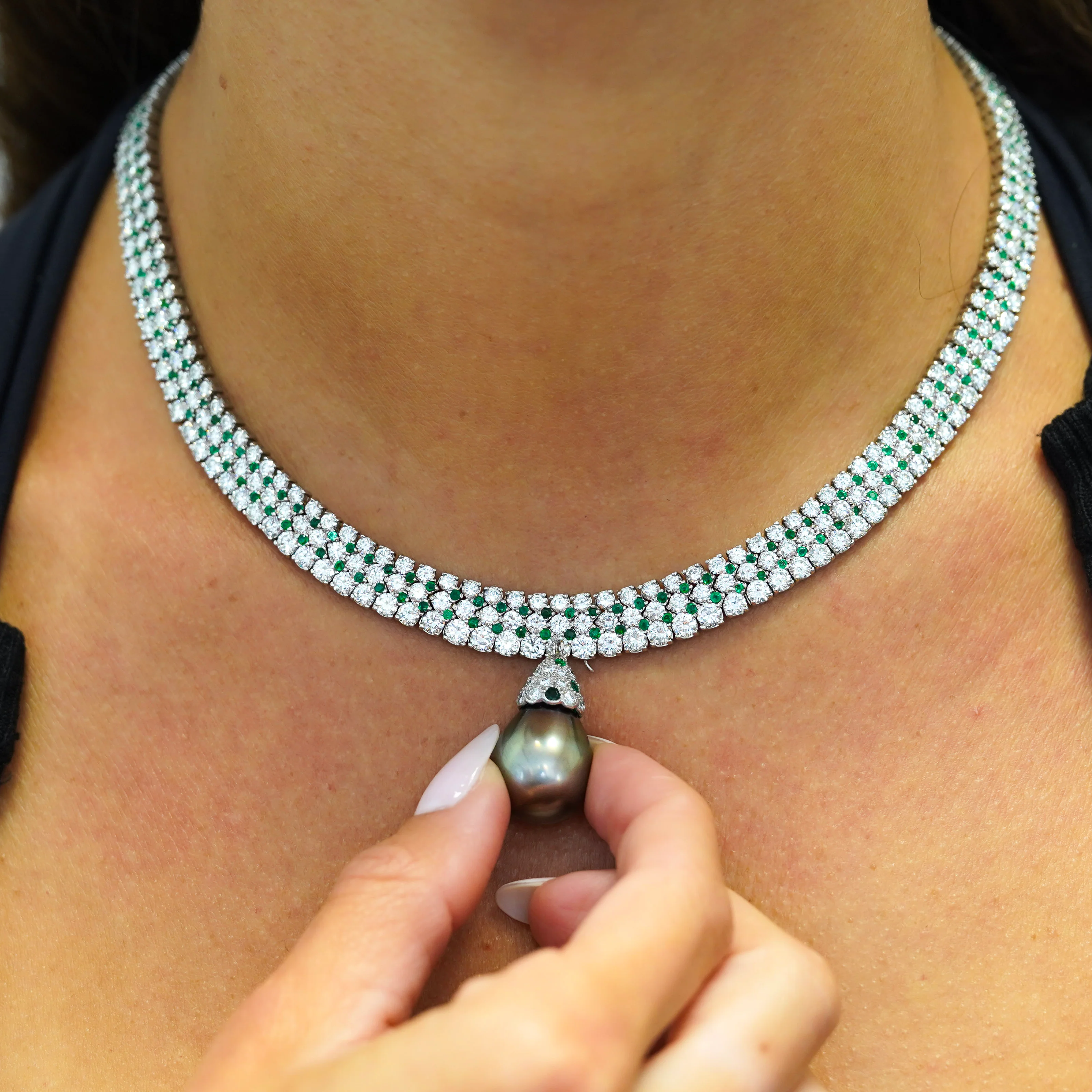 27 Carat Diamond and Emerald Flexible Choker Necklace in 18k White Gold - Image 8