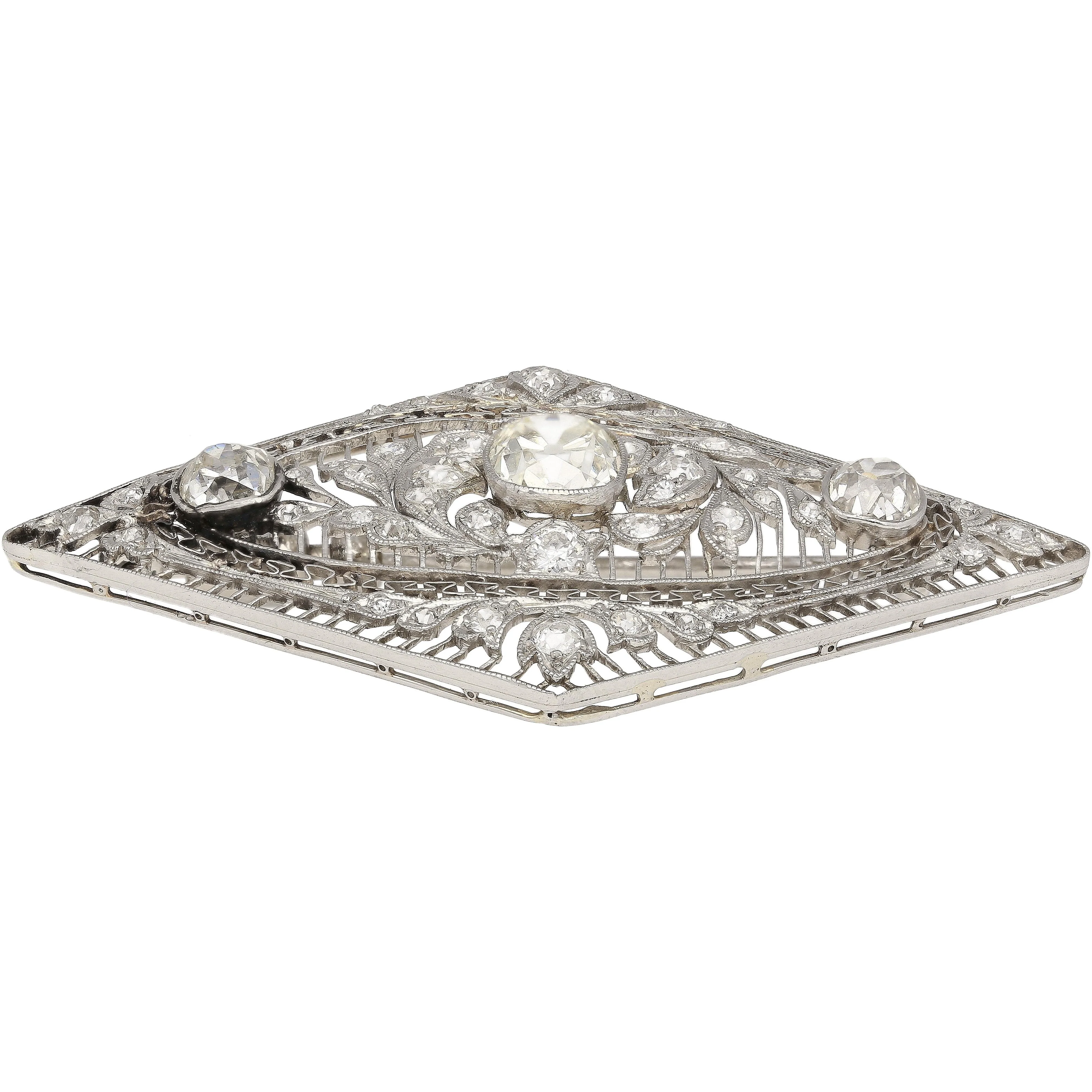 3.5 Carat Old European Cut Art Deco Diamond Brooch in Textured Filigree Platinum - Image 6