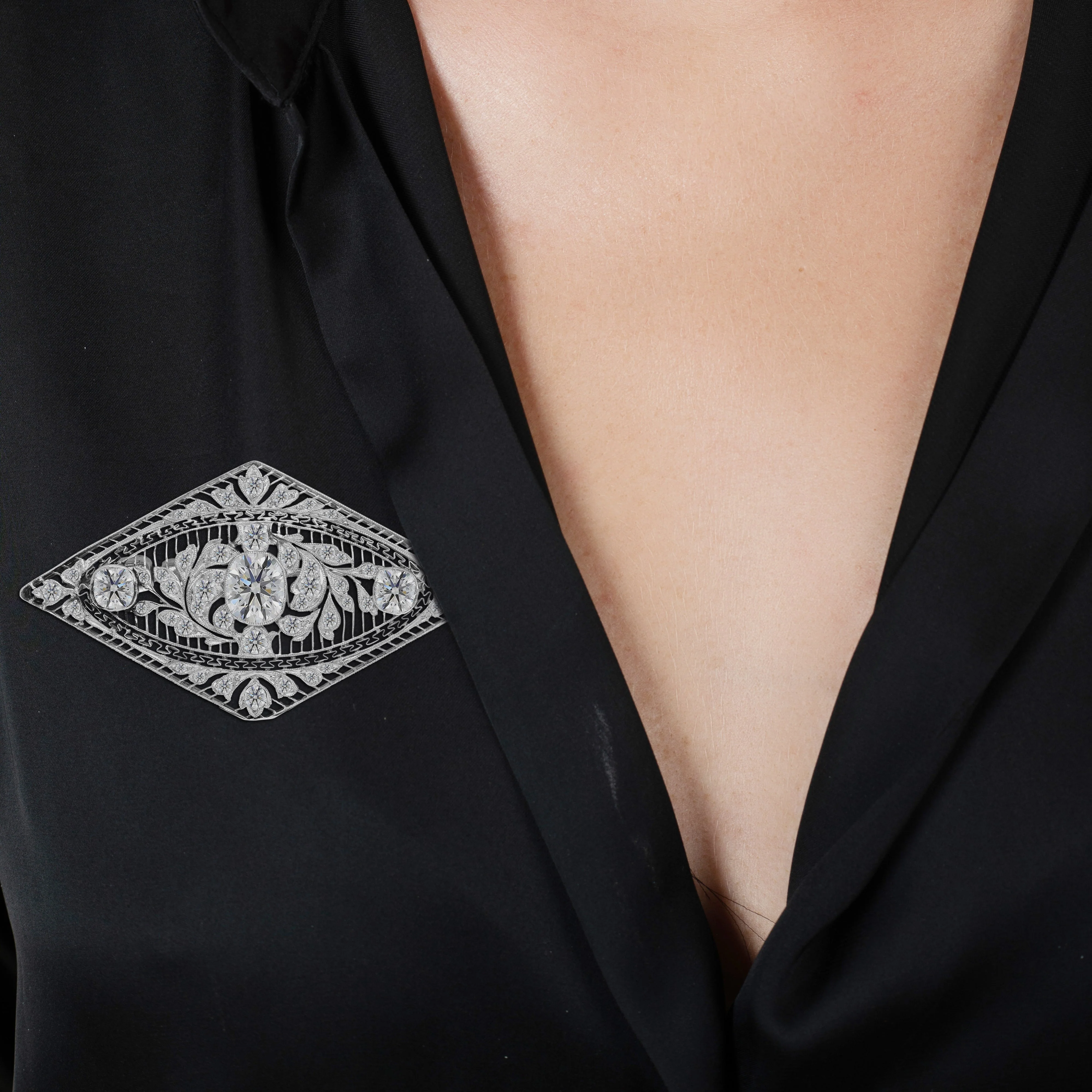 3.5 Carat Old European Cut Art Deco Diamond Brooch in Textured Filigree Platinum - Image 8