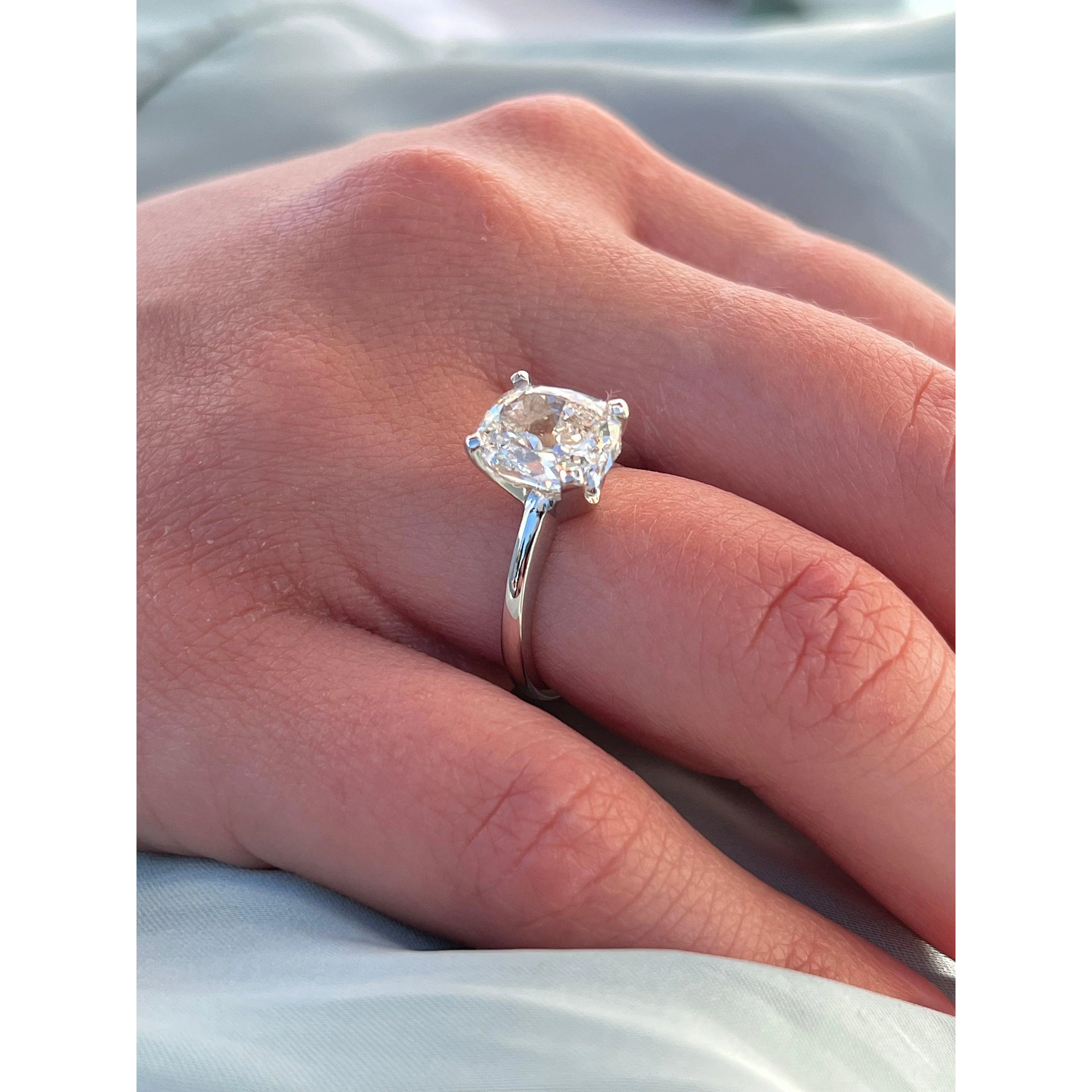 3.50 carat, G, VS2, 18k White Gold Solitaire Cushion Lab Diamond Ring - Image 8