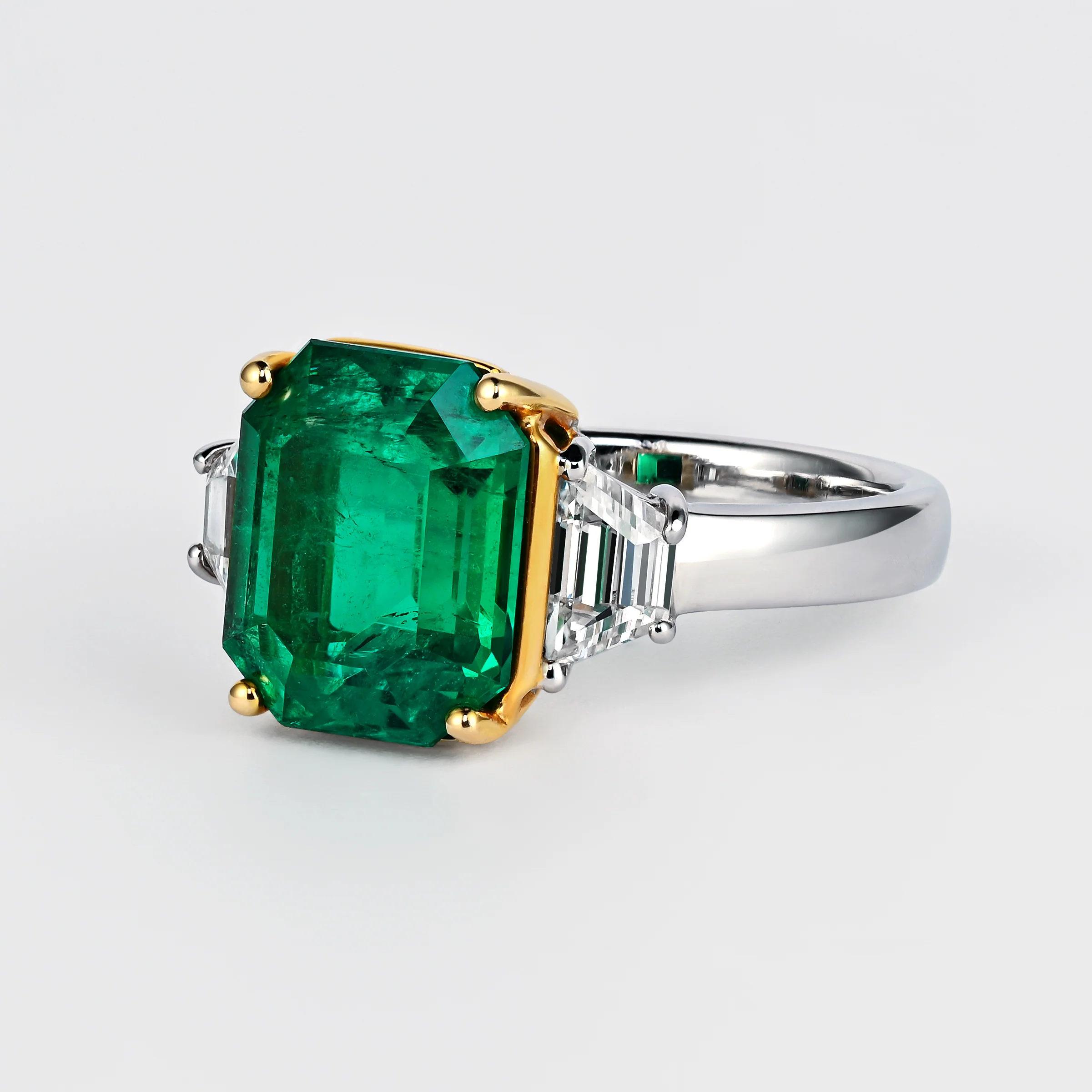 GRS Certified 4.90 Carat Insignificant Oil Colombian Emerald & Trapezoid Cut Diamond 3-Stone Ring - Image 3