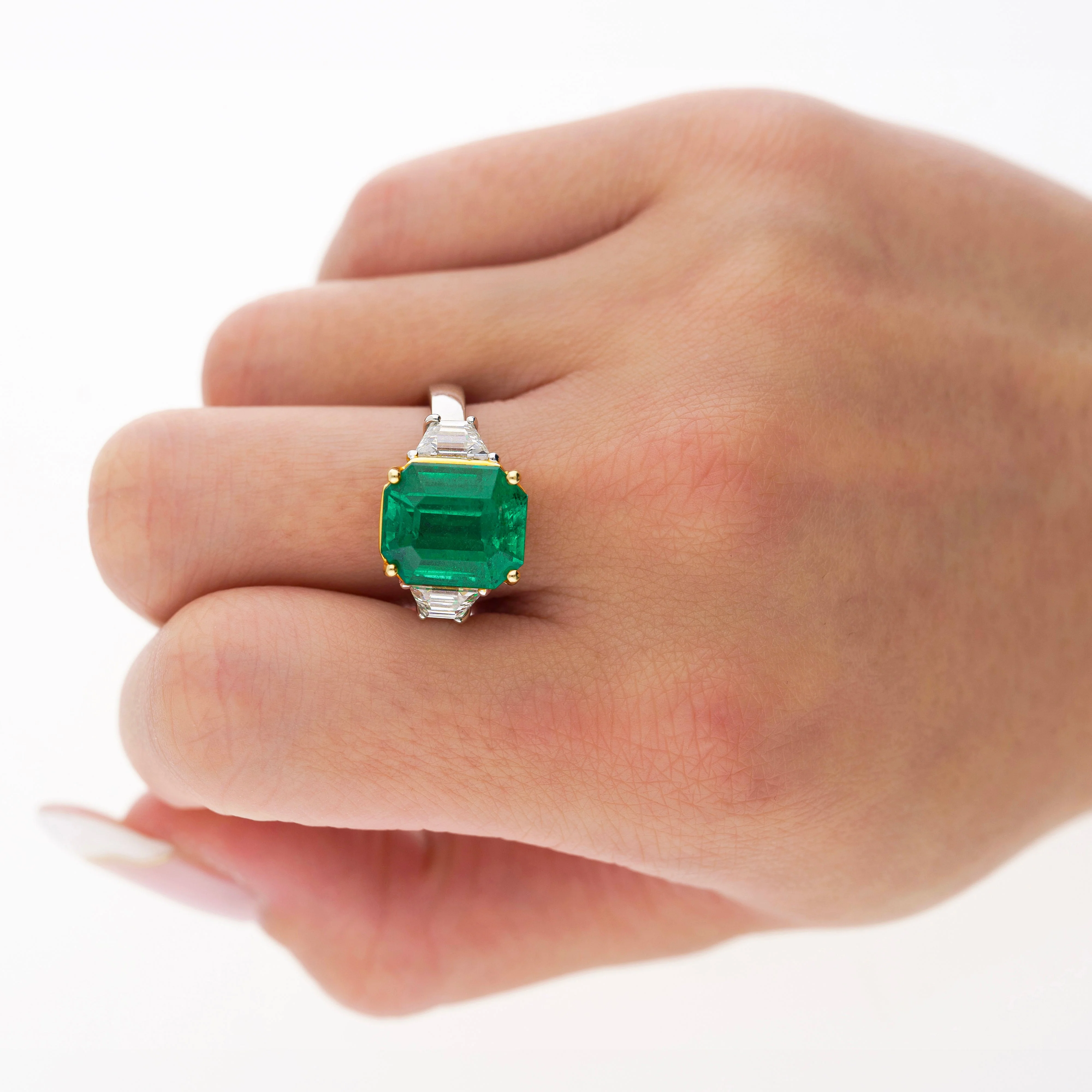 GRS Certified 4.90 Carat Insignificant Oil Colombian Emerald & Trapezoid Cut Diamond 3-Stone Ring - Image 6