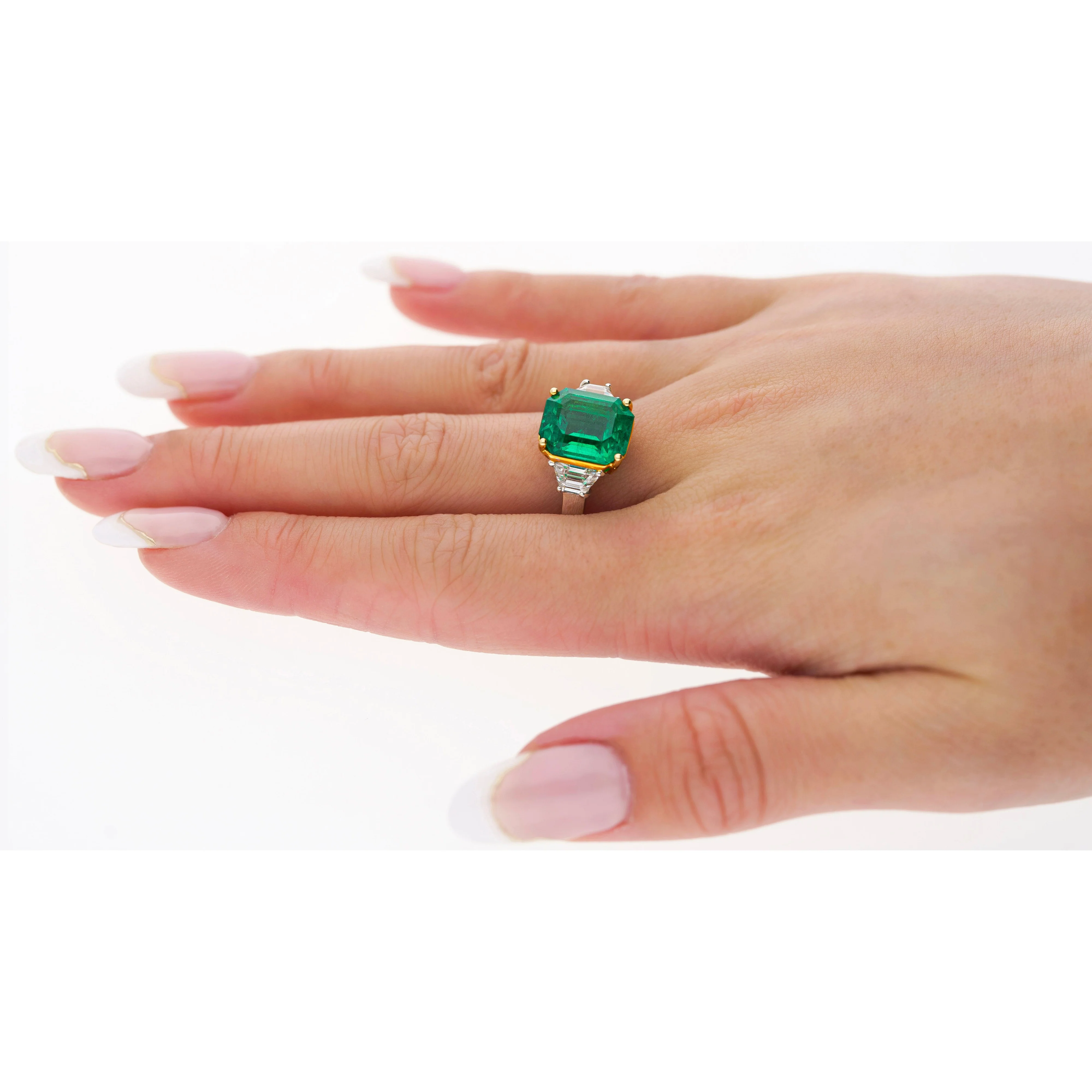 GRS Certified 4.90 Carat Insignificant Oil Colombian Emerald & Trapezoid Cut Diamond 3-Stone Ring - Image 8