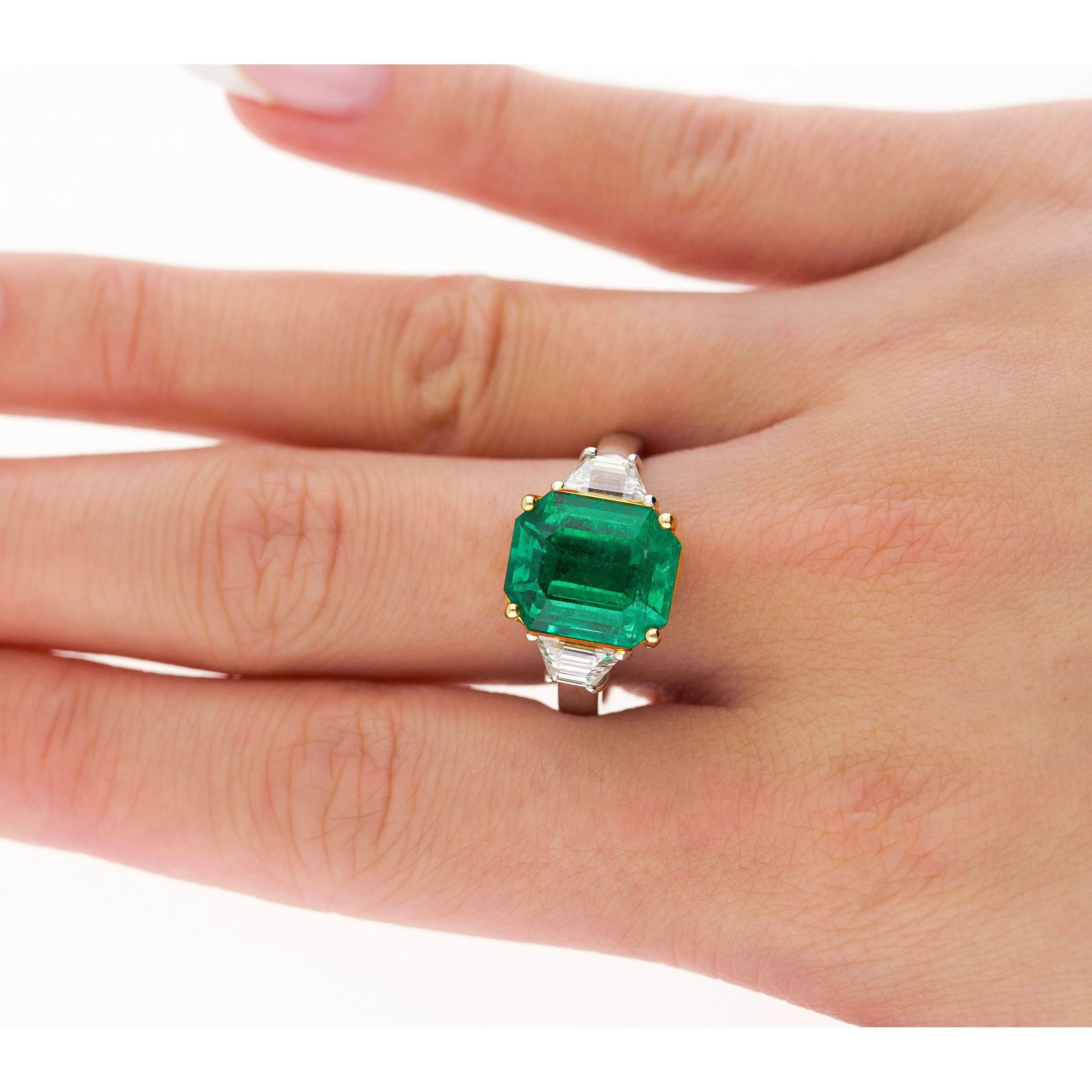 GRS Certified 4.90 Carat Insignificant Oil Colombian Emerald & Trapezoid Cut Diamond 3-Stone Ring - Image 9