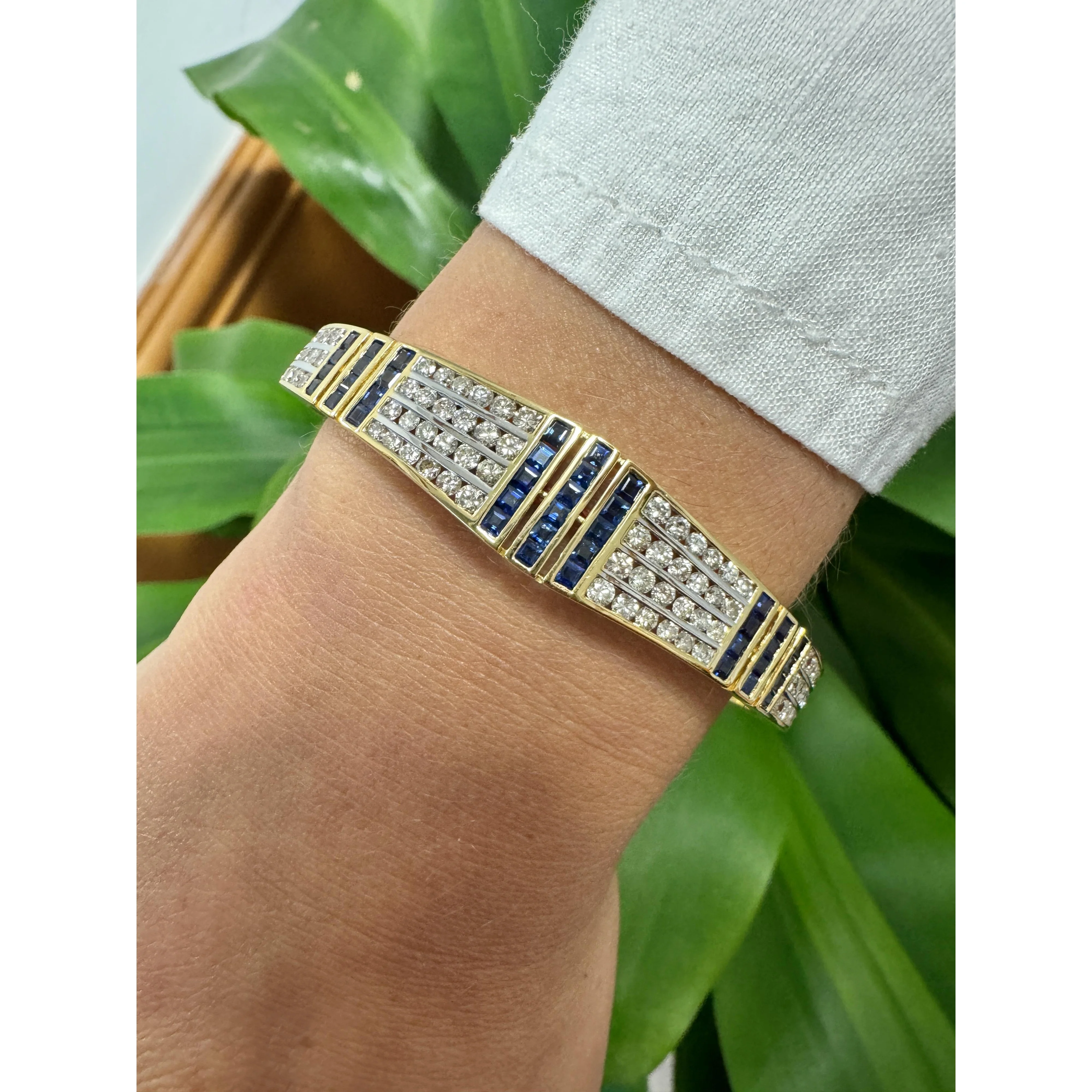 5.09 Carat Blue Sapphire and Diamond Bangle Bracelet in 18k Yellow Gold - Image 6