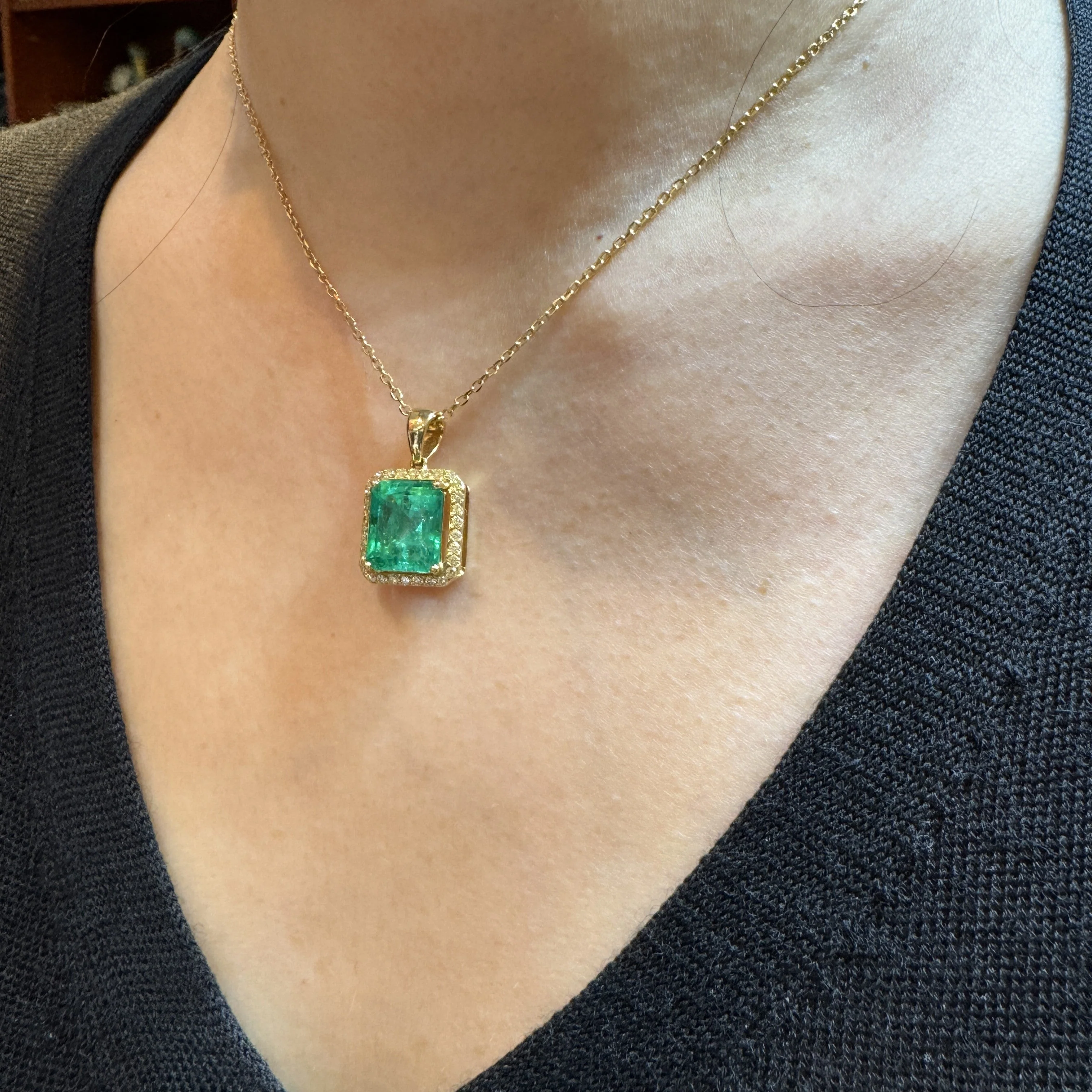 5.42 Carat Natural Emerald Pendant Necklace with Yellow Diamond Halo in 18k Gold - Image 9