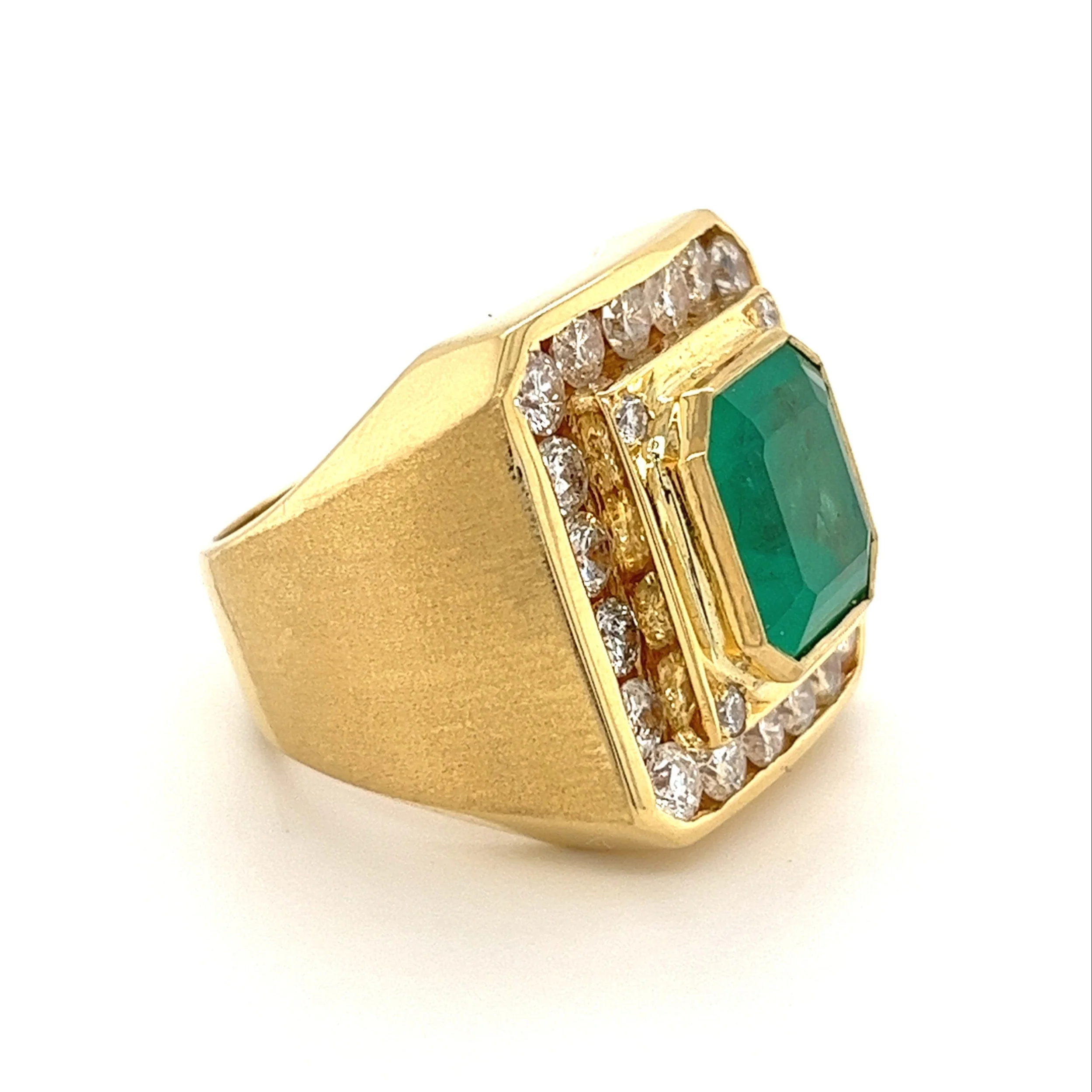 5 Carat Emerald Mens Ring With Round Diamond Halo in 18k Yellow Gold - Image 3